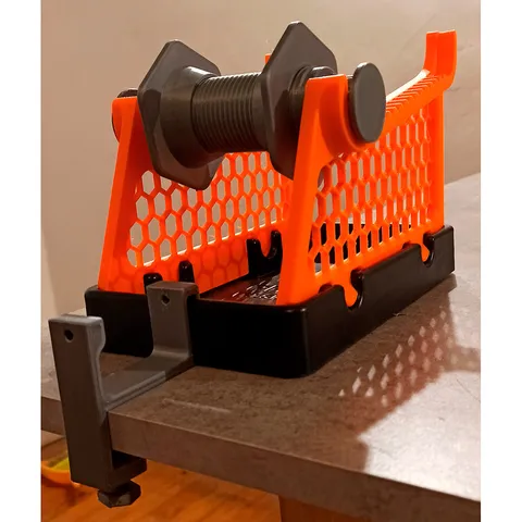 New clip to secure the spool holder on the shelf