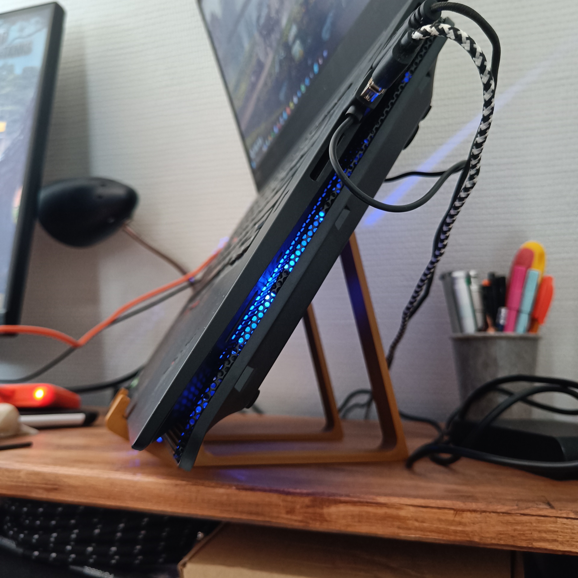 Laptop + cooling pad stand by Thijmnesoy Download free STL model
