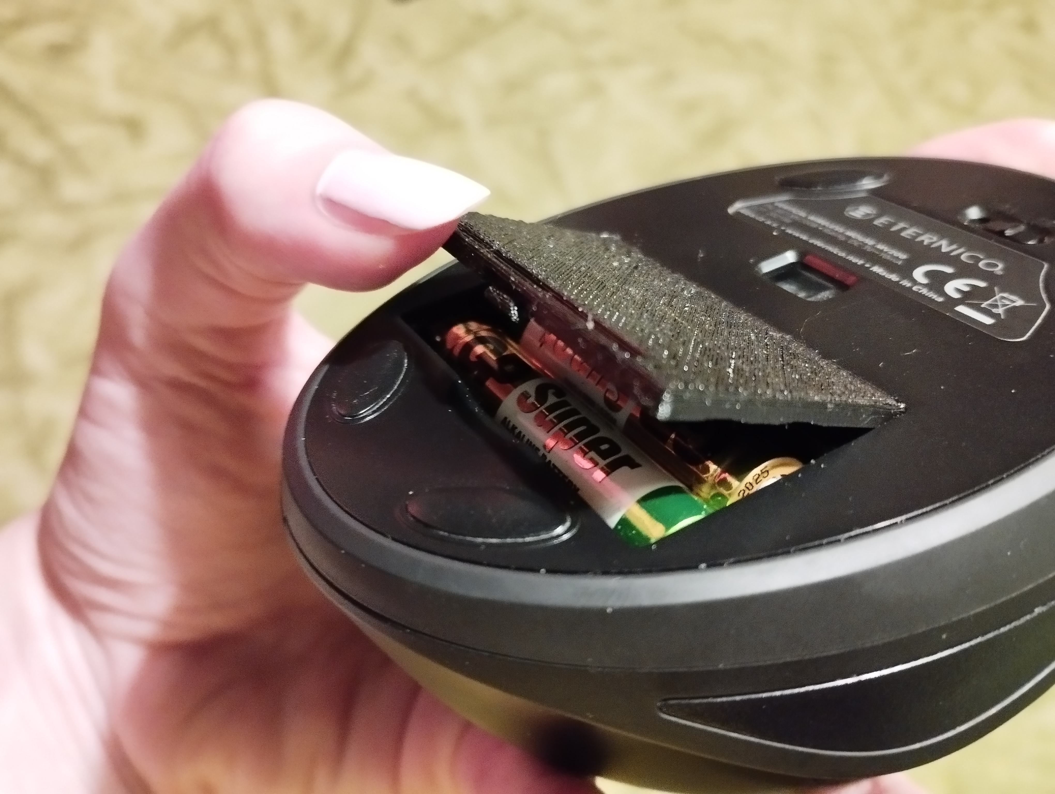 Wireless mouse battery cover / krytka baterií bezdrátové myši