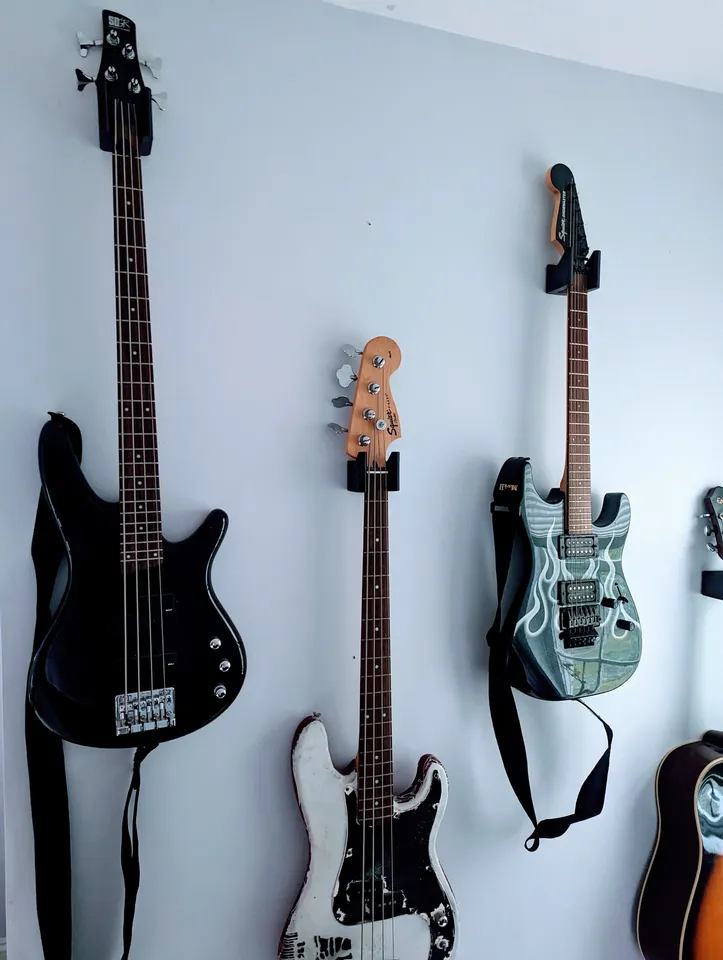 Bass guitar deals wall hanger