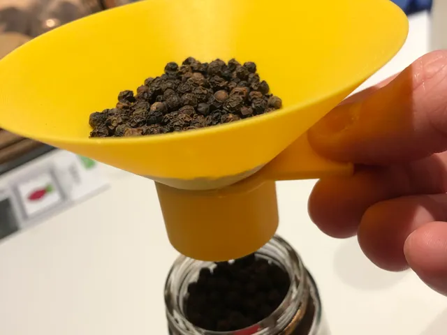 Funnel with simple shut-off