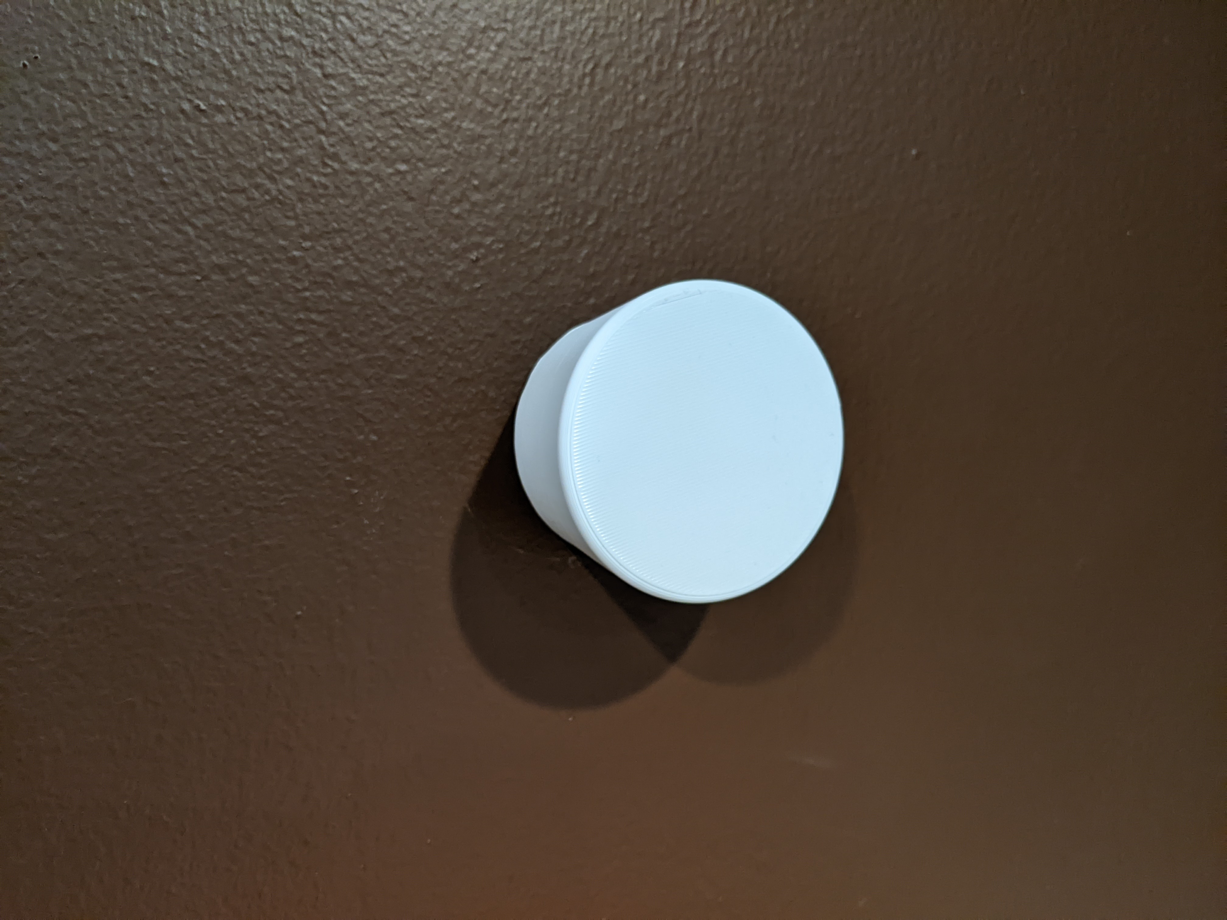 Round wall hat (etc) hanger with hidden screws