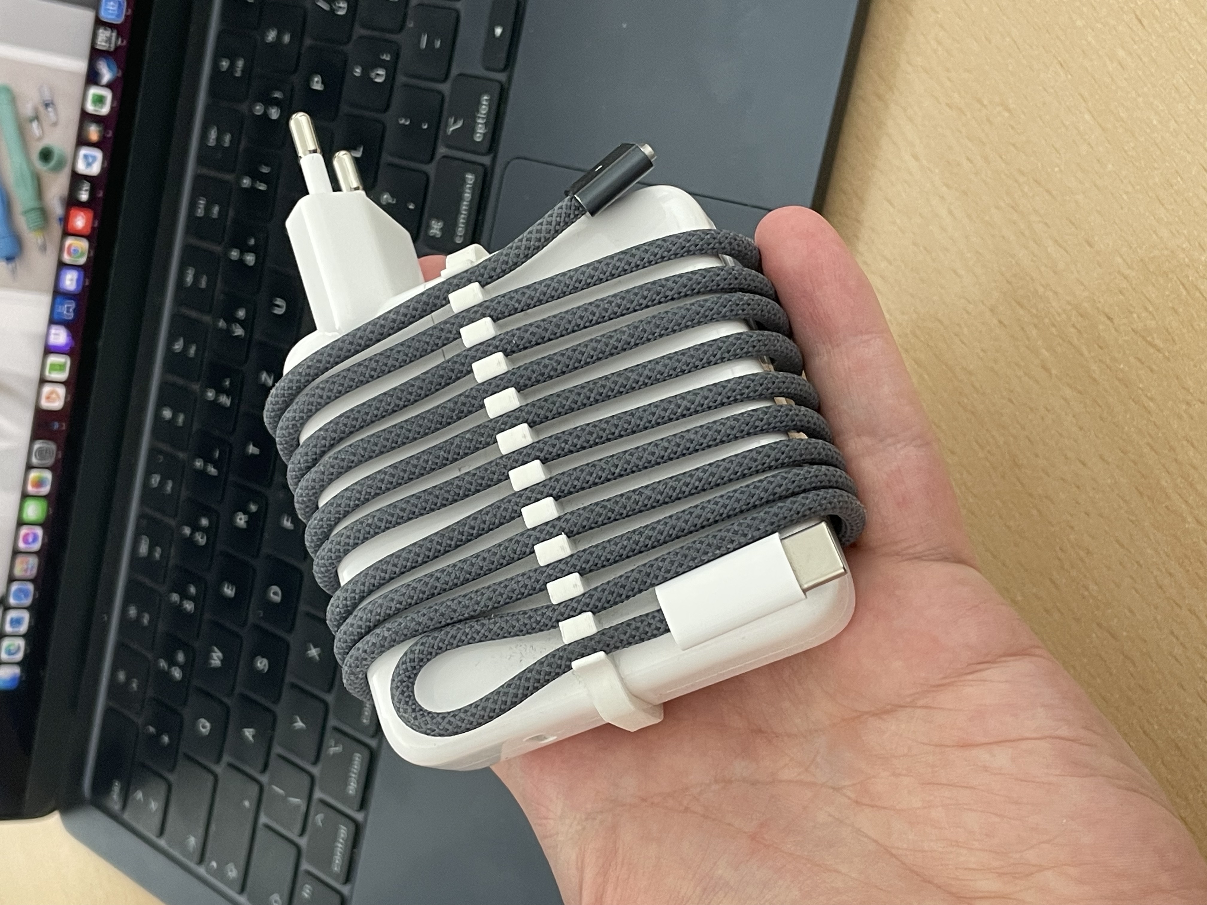 Držák na kabel adapteru (MacBook Air M2 - 67W)