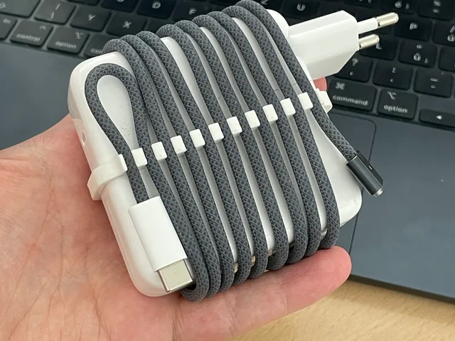 Držák na kabel adapteru (MacBook Air M2 - 67W)