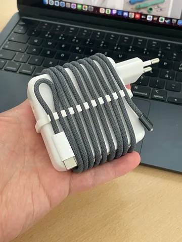 Držák na kabel adapteru (MacBook Air M2 - 67W)