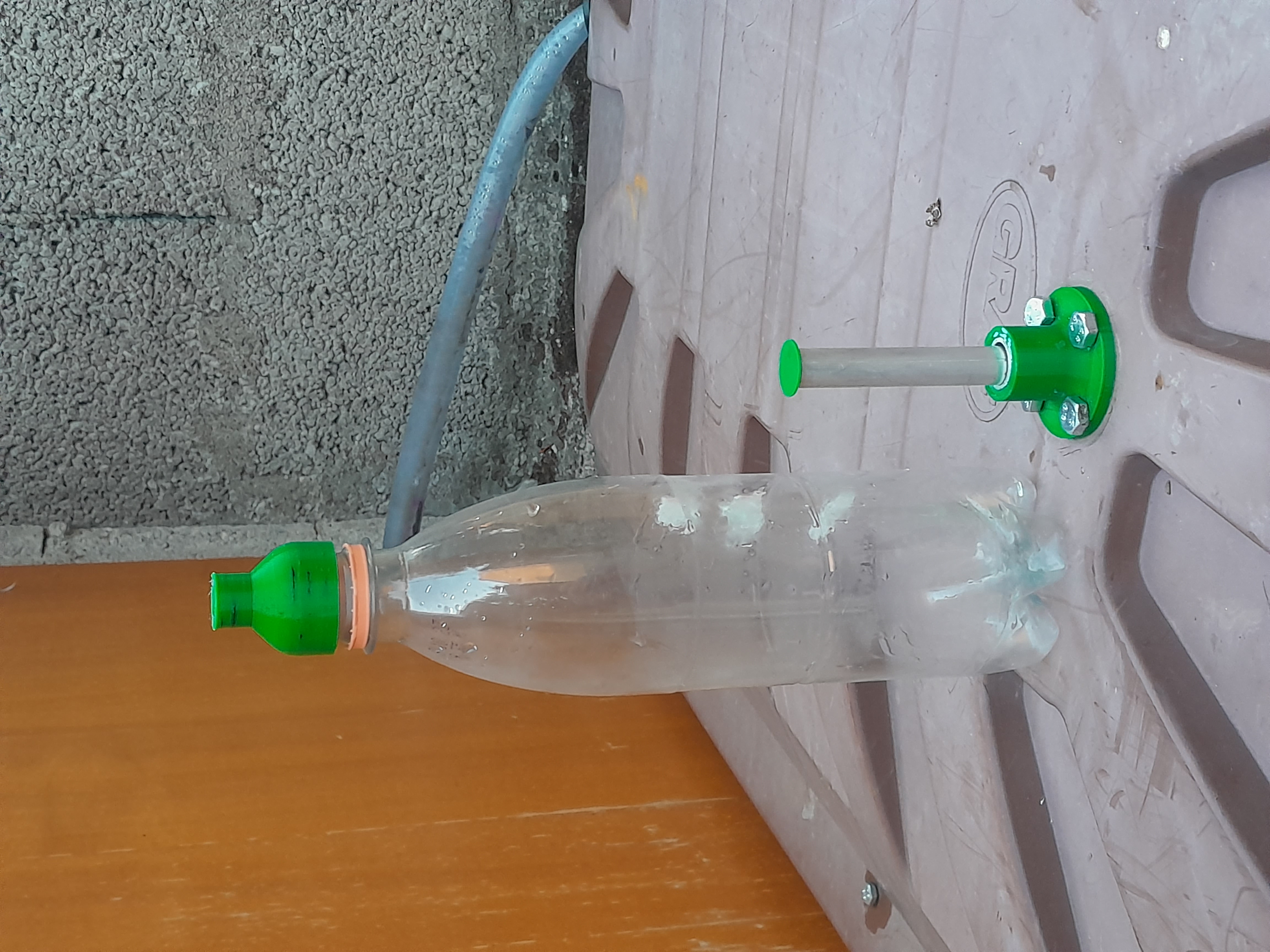 Water tank floater