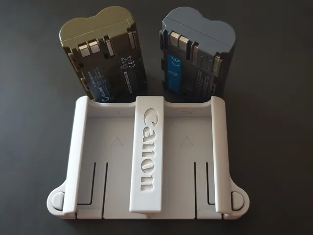 Portabaterías doble para BP-511 con pulsadores de liberación. Double battery holder for BP-511 with release buttons.