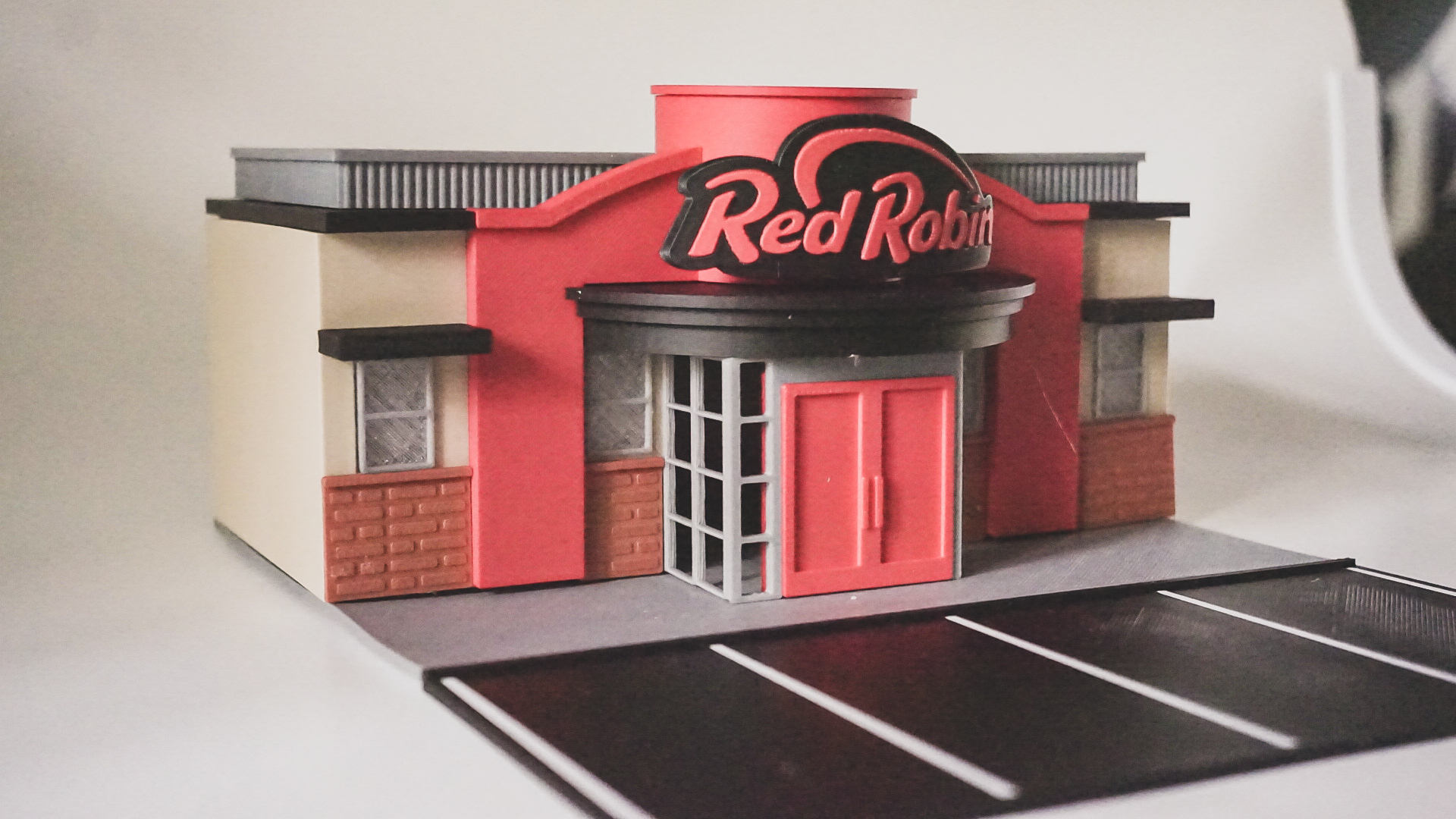 Red Robin Model Set - (1:64 Scale Diorama) — thumbnail 8