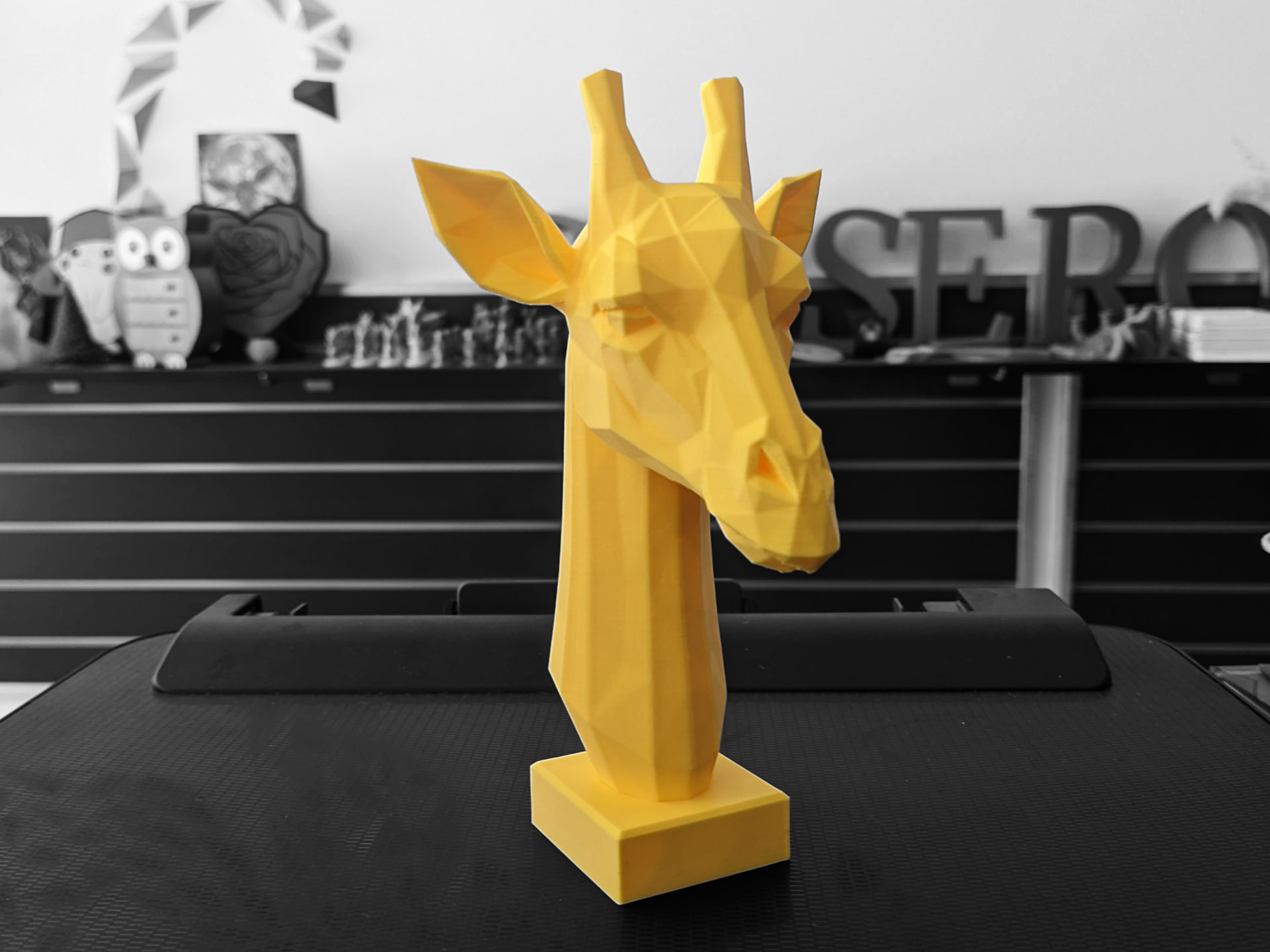 Geometric Giraffe Bust — thumbnail 3