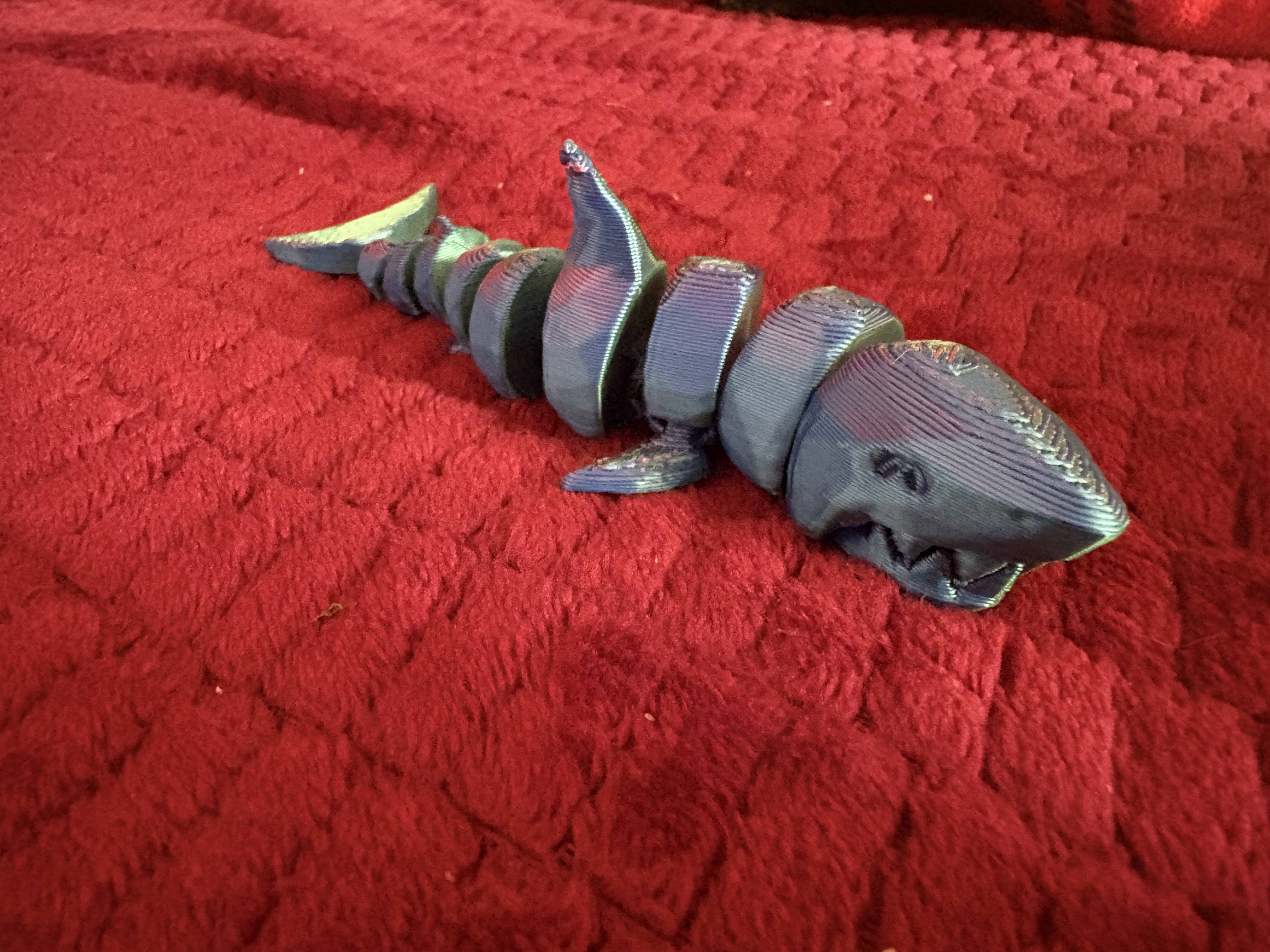 Articulated shark jaw moves