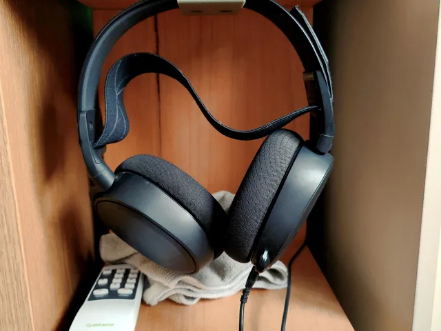Simple Low Profile Headphone Hanger Hook