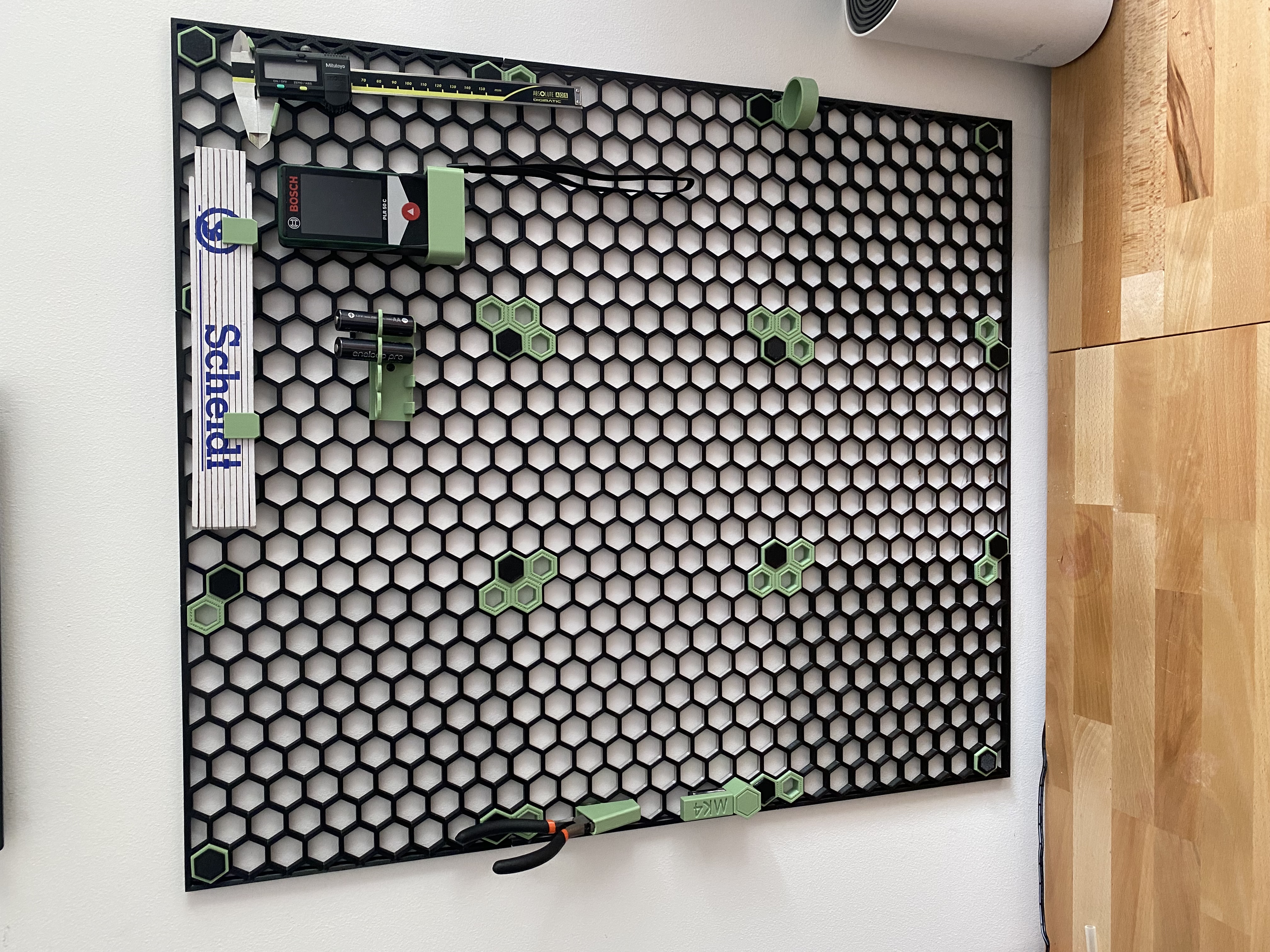 Honeycomb storage wall with borders