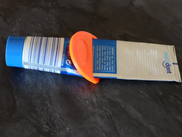 Better Toothpaste Squeezer with angled slot | Tubenausdrücker mit gewinkeltem Schlitz