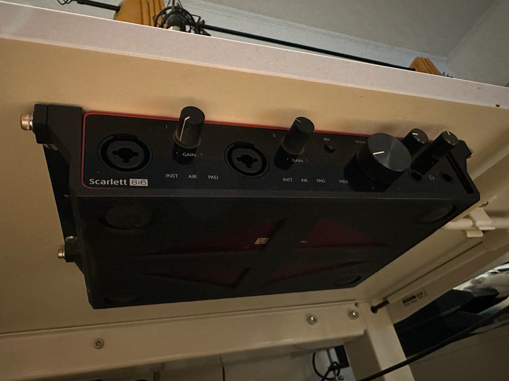 Focusrite Scarlett 8i6 Desk/Wall Mount