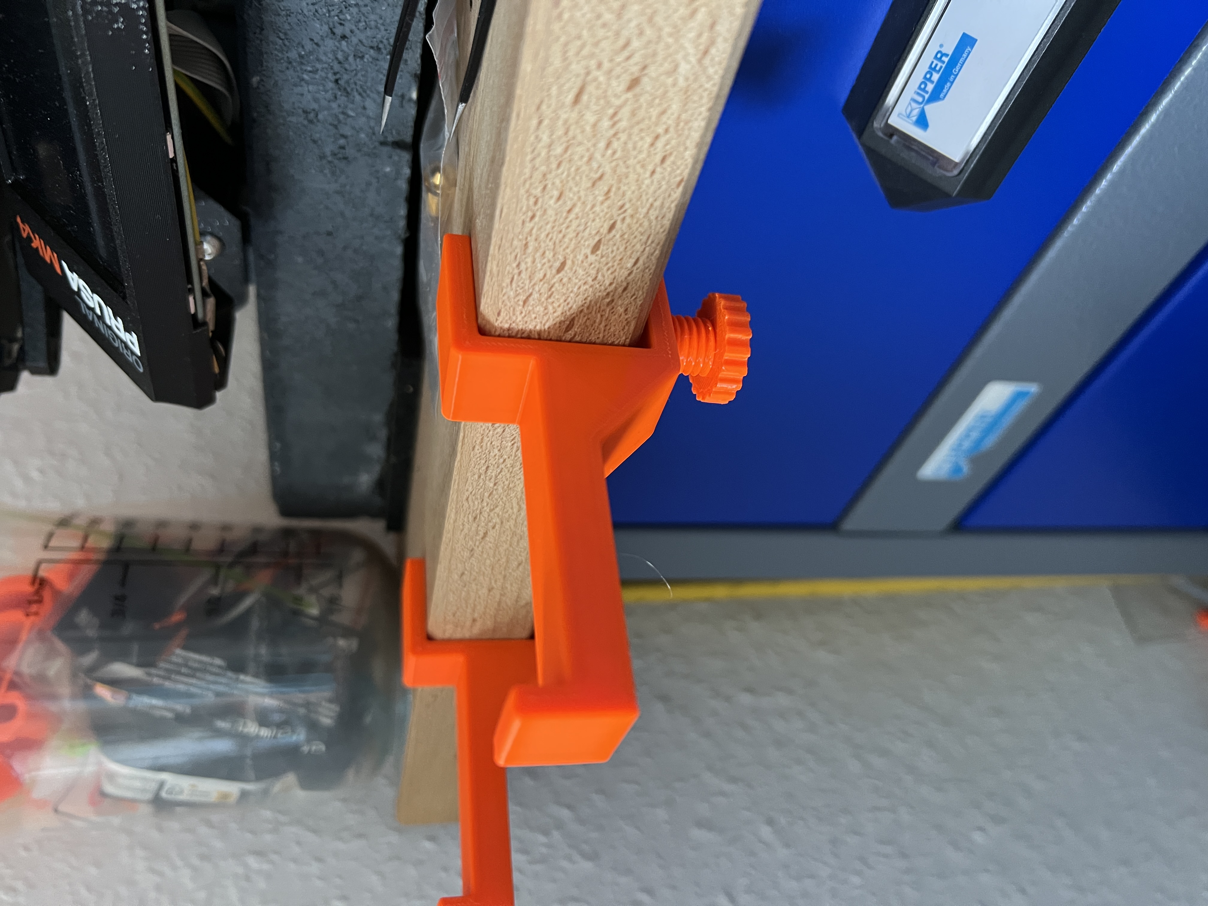 Holder 32mm for desk trash box (Küpper Workbench)