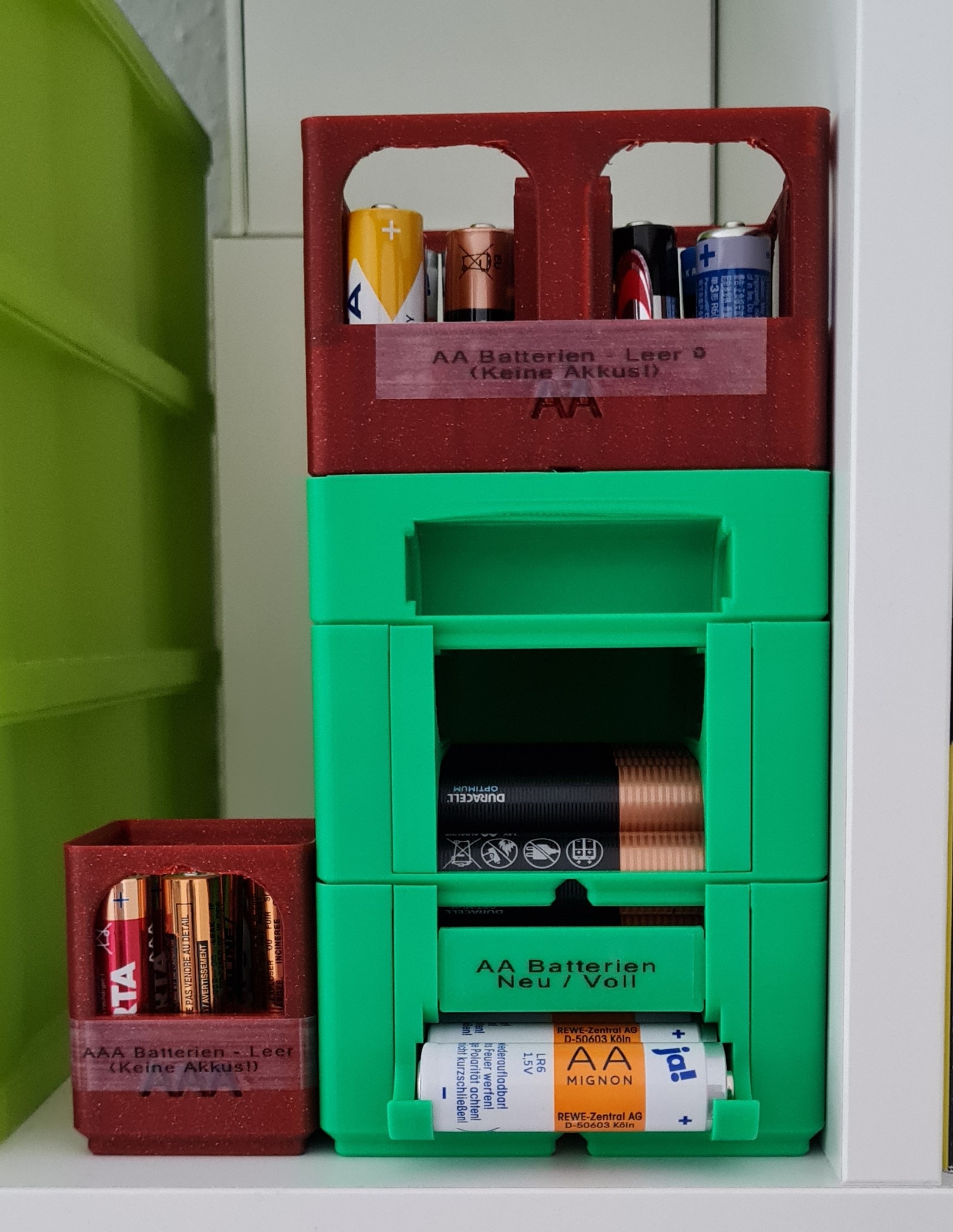 Lid for Gridfinity magnet stackable battery dispenser