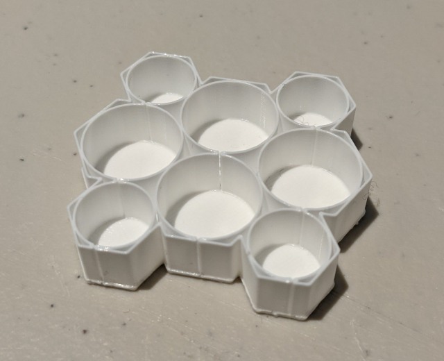 4 AA and 4 AAA Hexagonal Organization Tray - Vase Mode