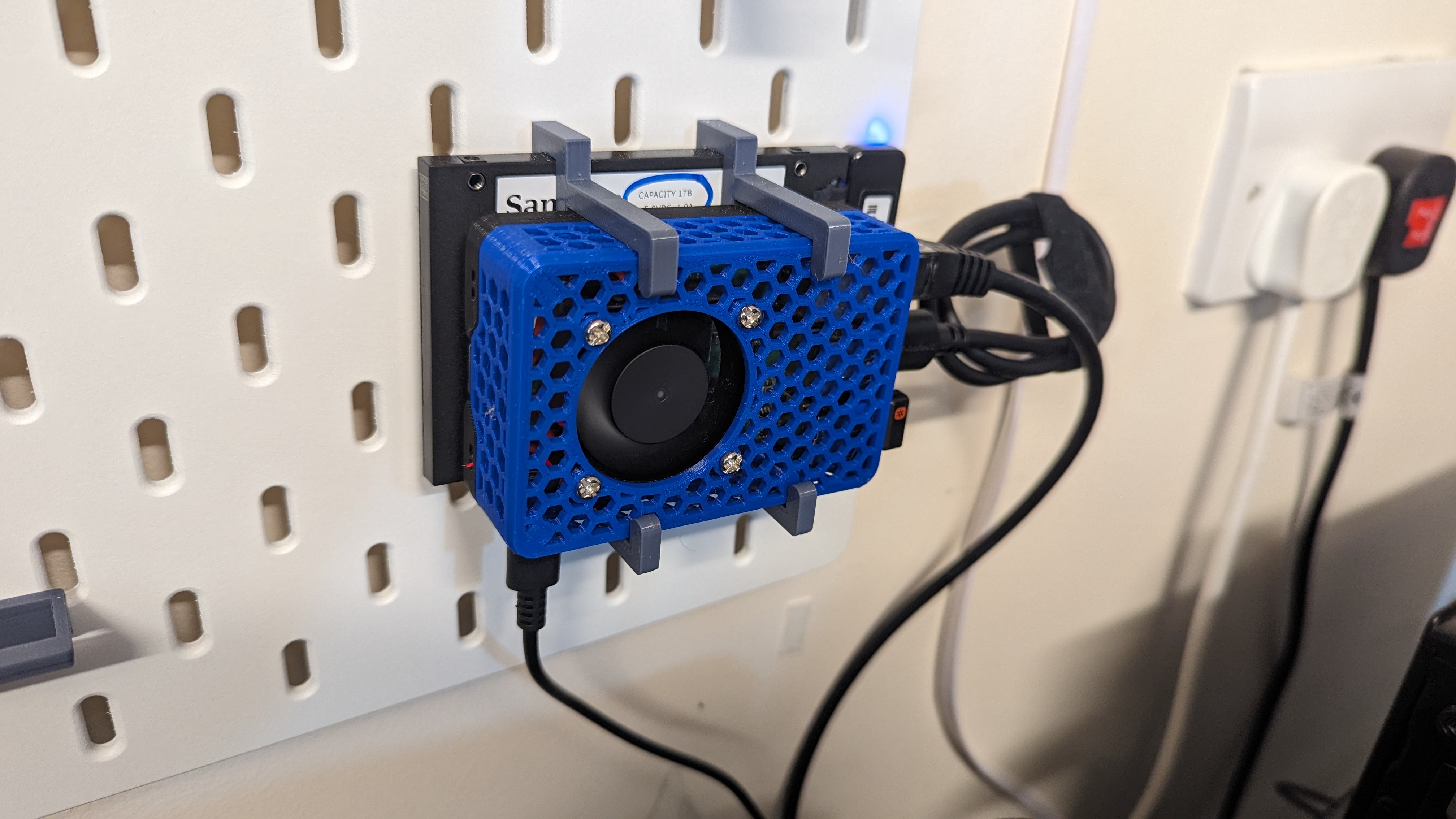 Skadis mount for Malolo case (with 40mm fan) and 2.5" SSD