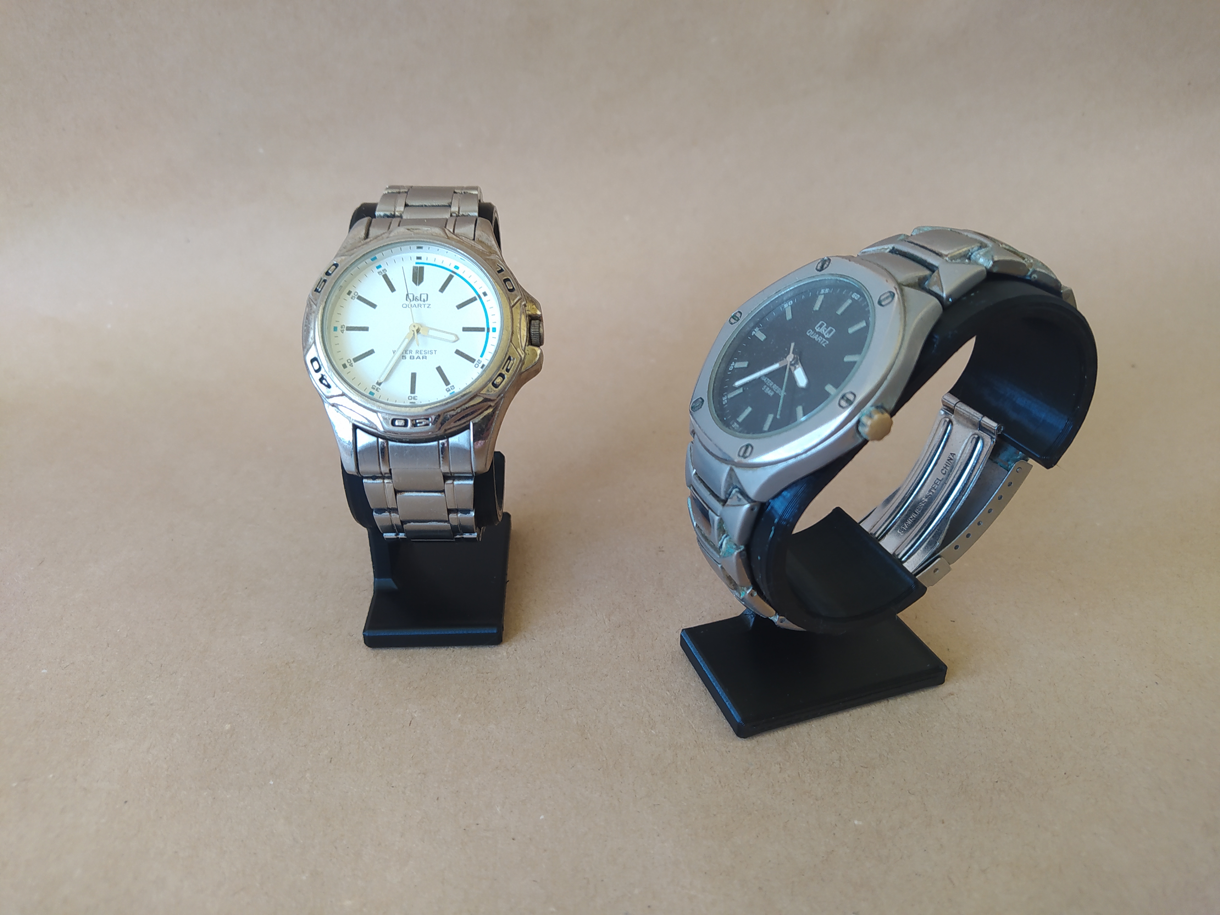 Miniatura 2 do modelo 3D Watch Display Stand with Honeycomb pattern