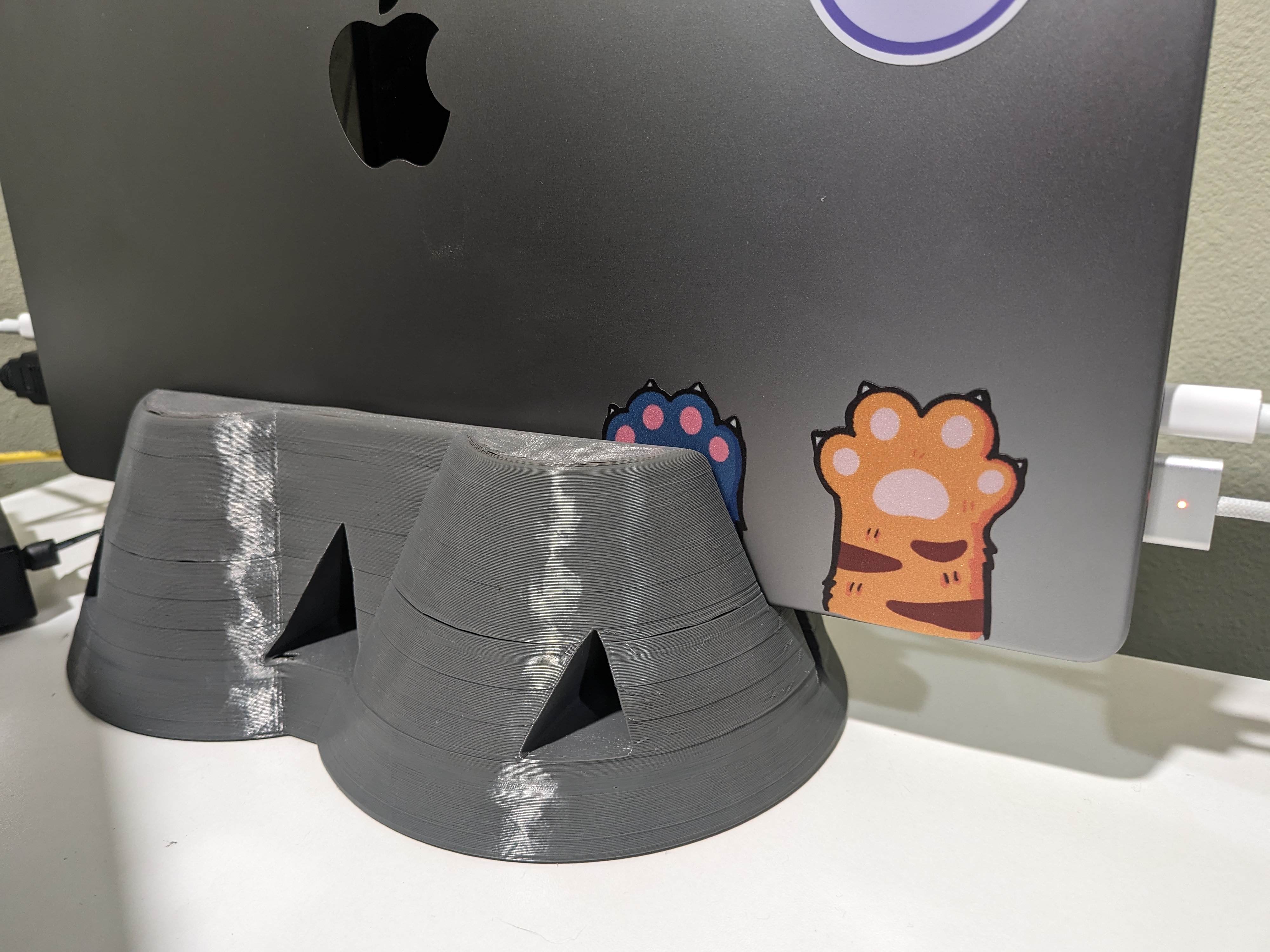 Chonky macbook pro stand