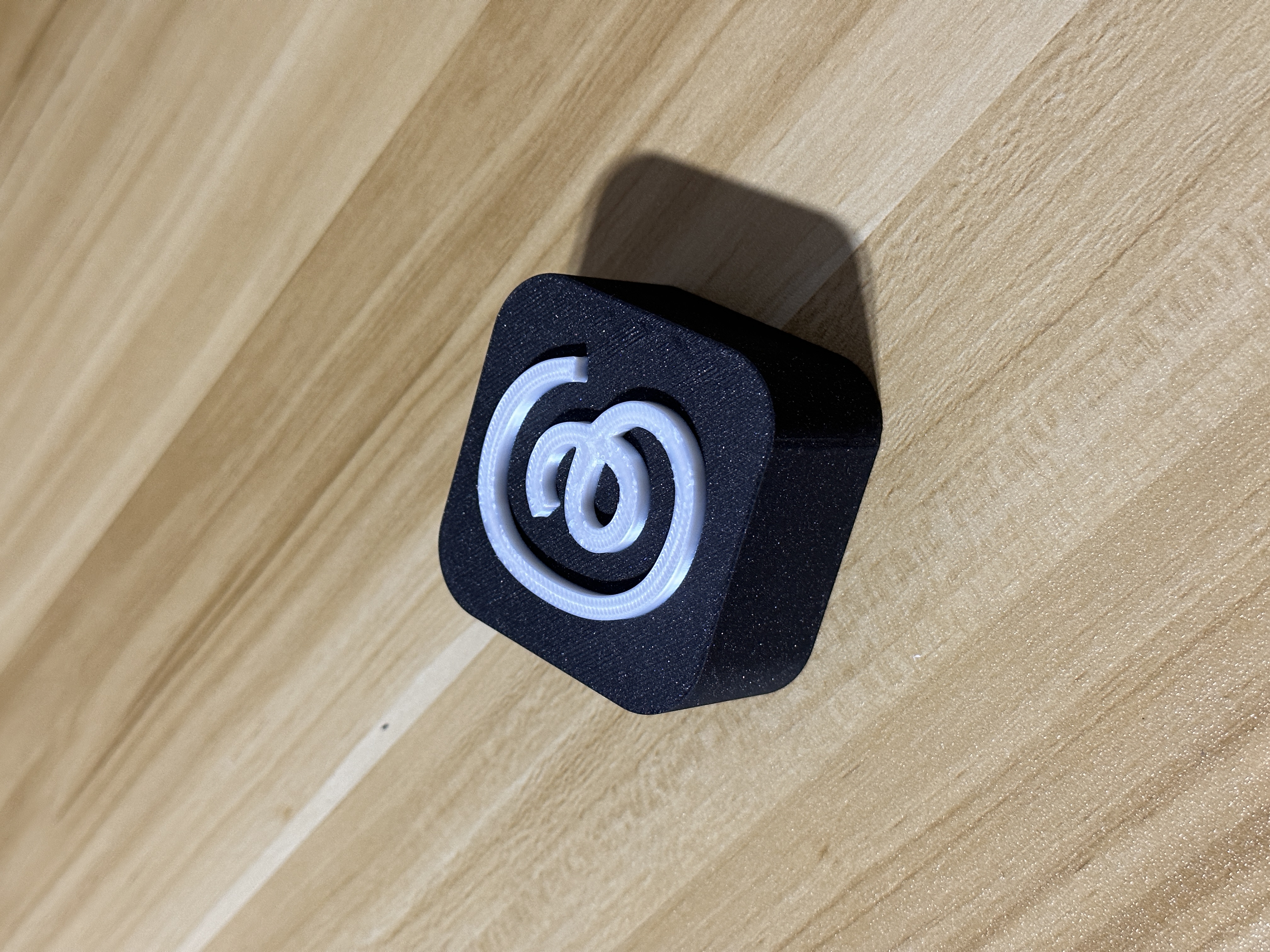 Miniatura 4 do modelo 3D Threads app logo as tabletop decor