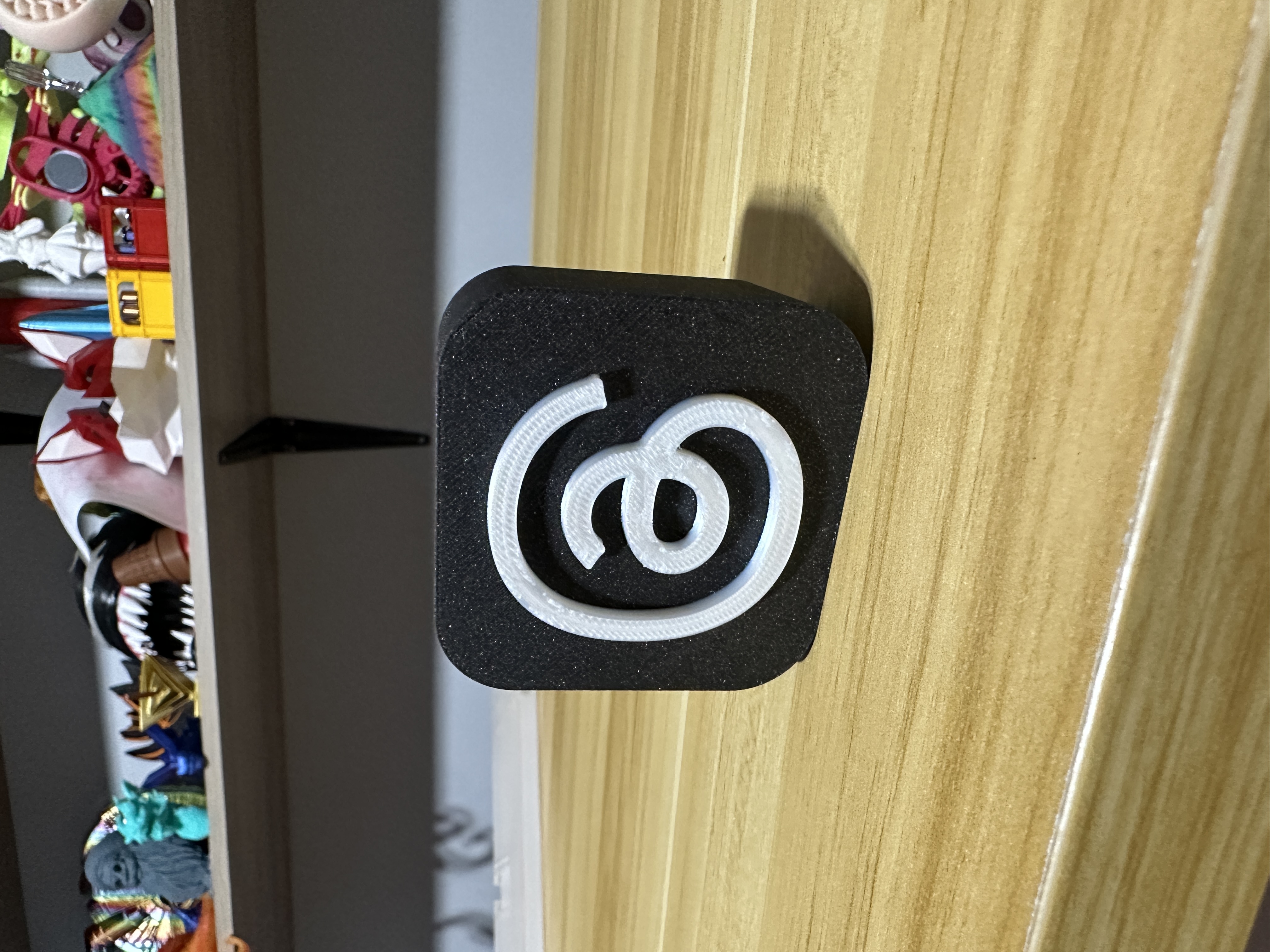 Miniatura 3 do modelo 3D Threads app logo as tabletop decor