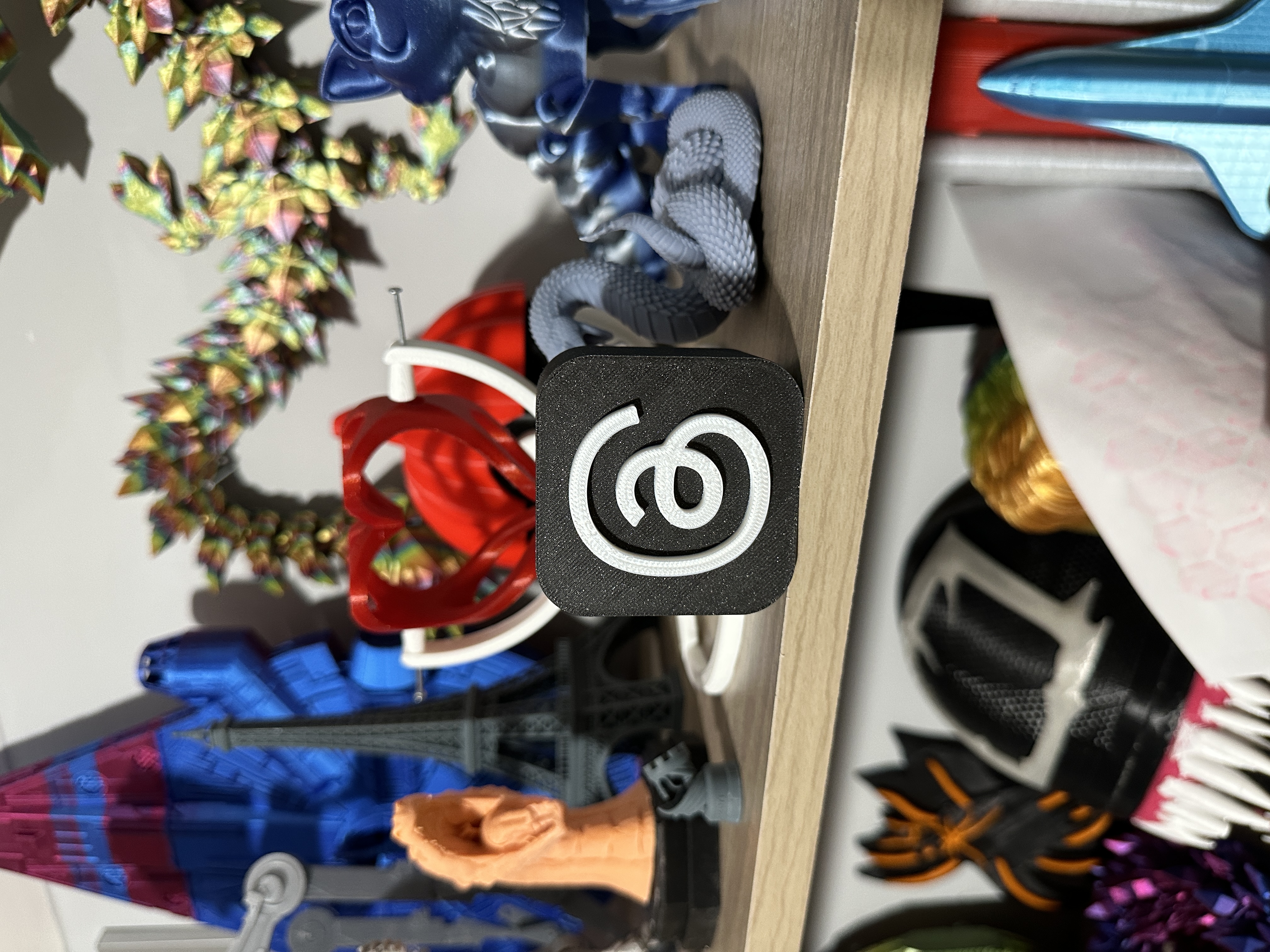 Miniatura 6 do modelo 3D Threads app logo as tabletop decor