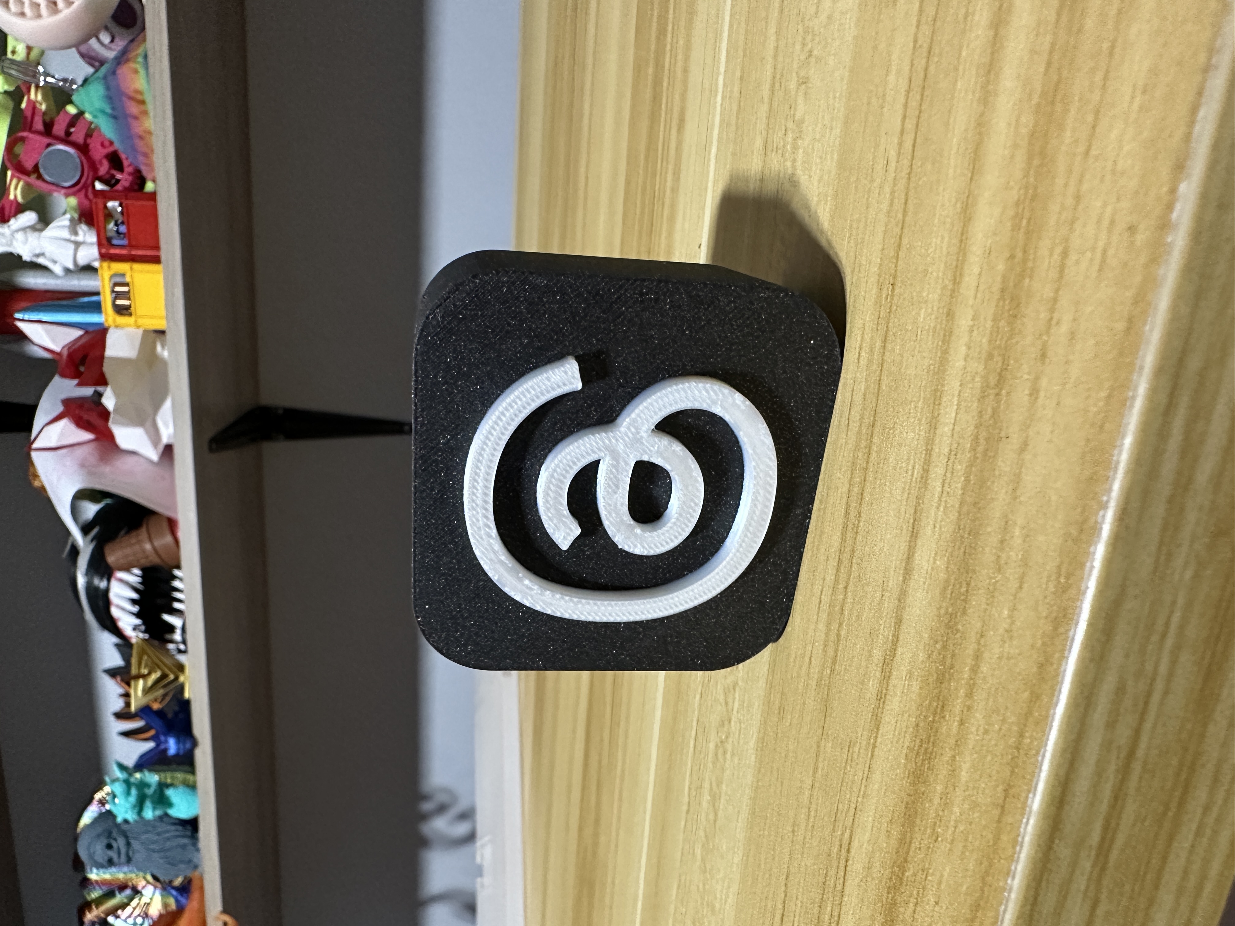 Miniatura 2 do modelo 3D Threads app logo as tabletop decor