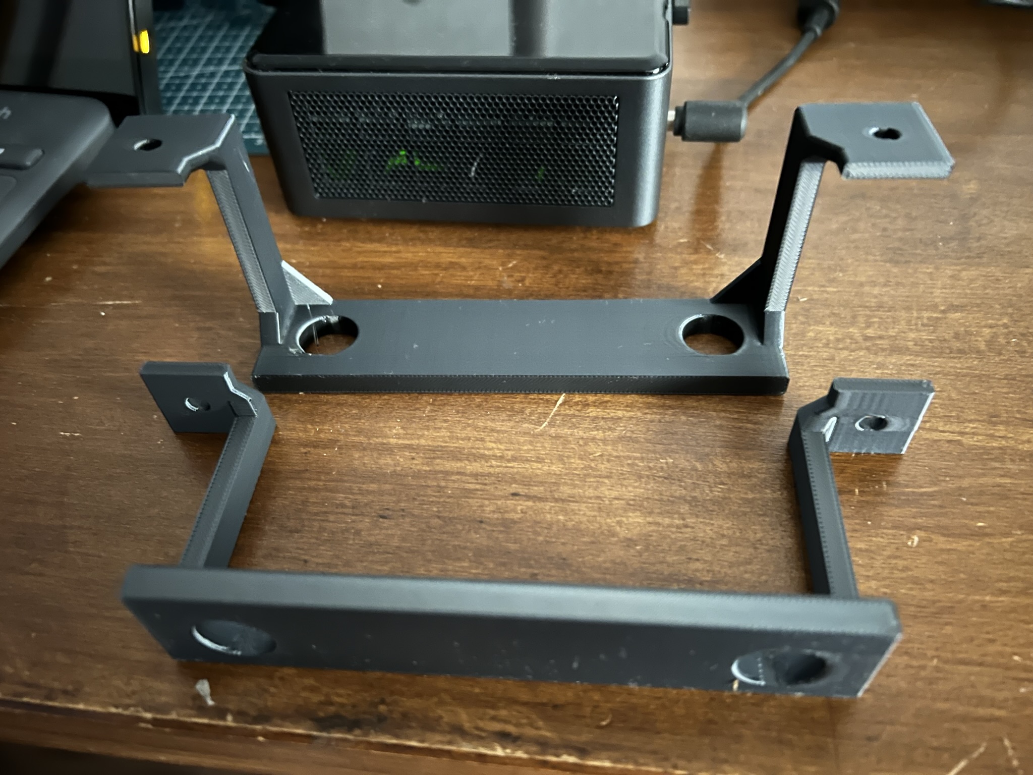 Nuc 10 under Deskmount high