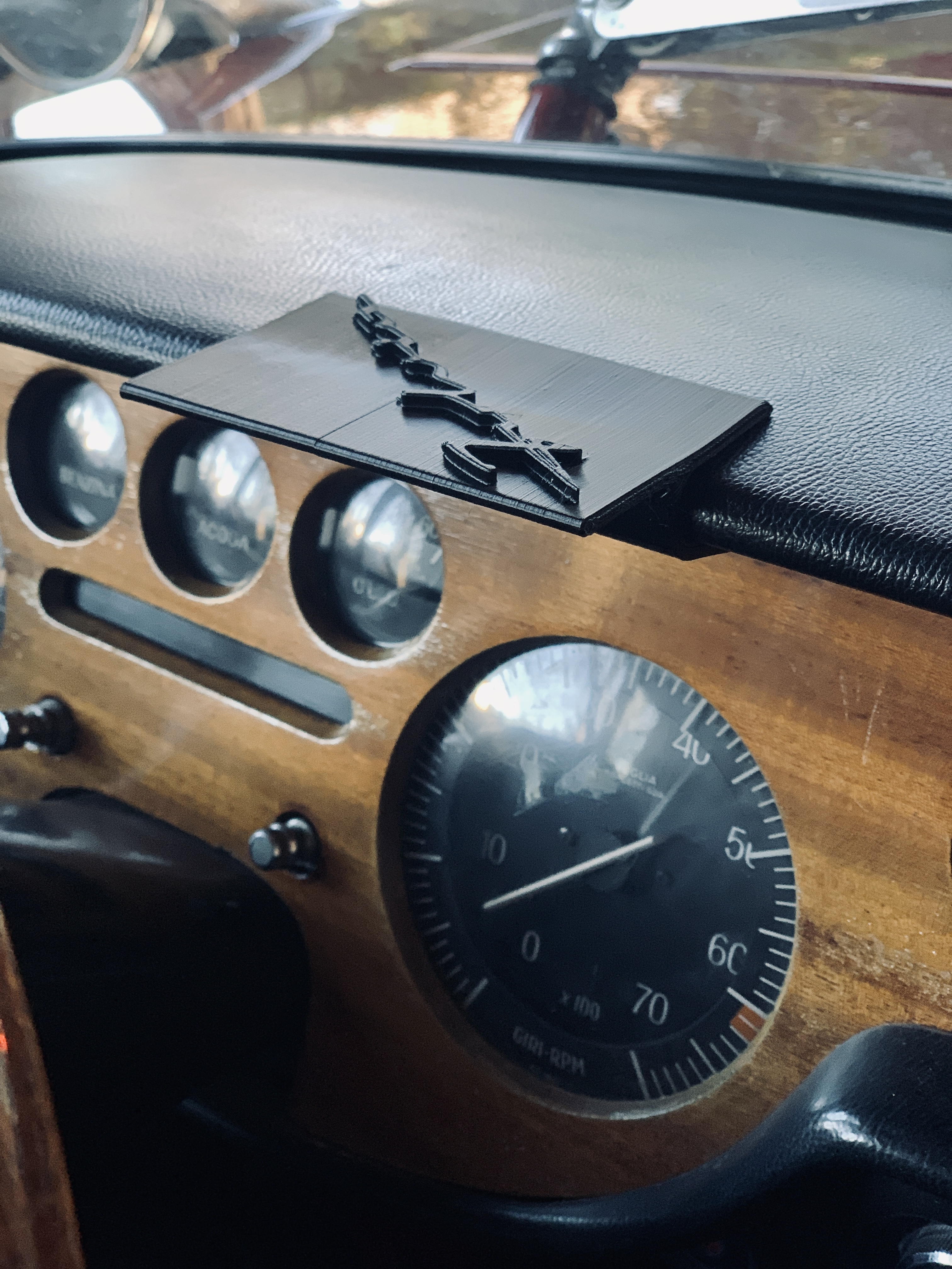 Lancia Fulvia housing nonreflective dashbboard (engine rpm)