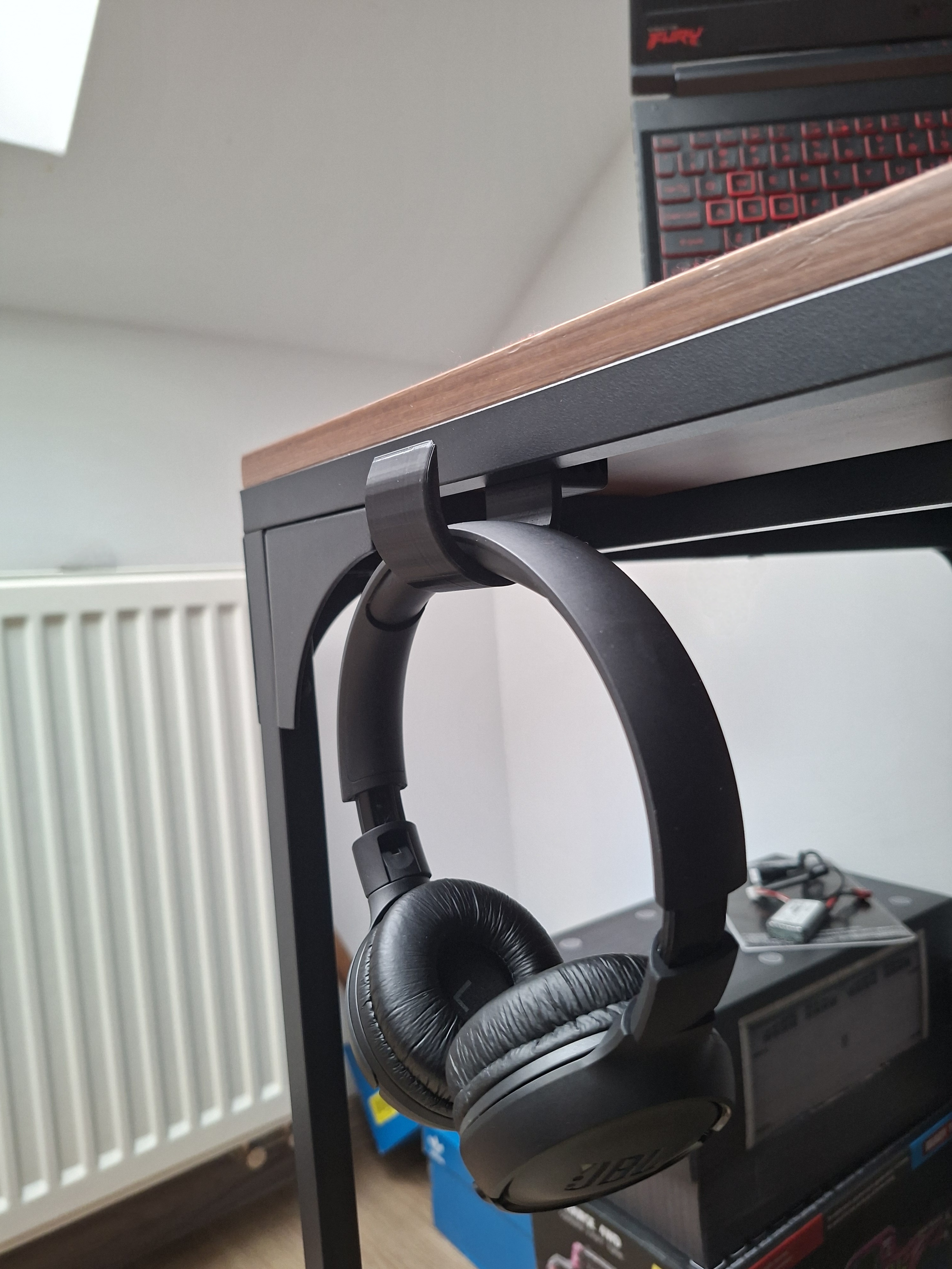 Honeycomb headphones holder