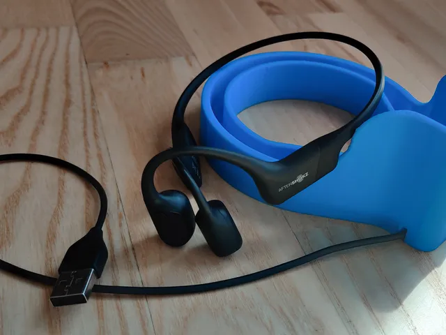 Charger and protective case for Aftershokz Aeropex bone cunducting headset