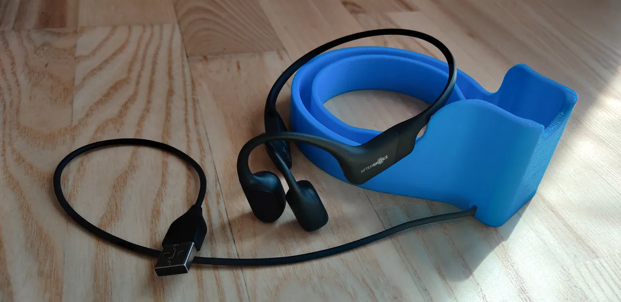 Charger and protective case for Aftershokz Aeropex bone cunducting