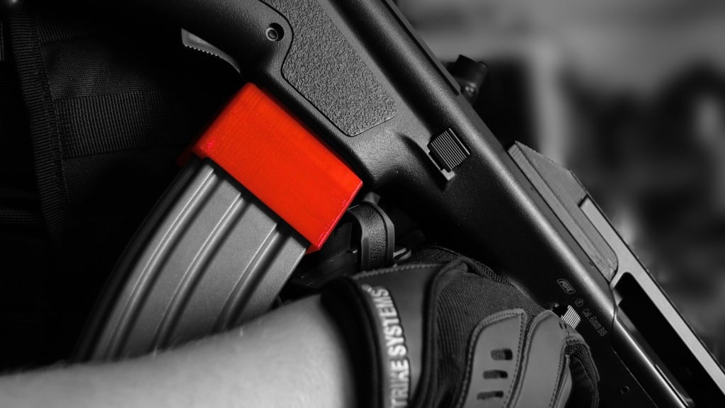 Airsoft AUG to M4 Mag Adapter - With replacement mag nozzle