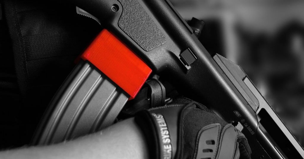 Airsoft AUG to M4 Mag Adapter With replacement mag nozzle by