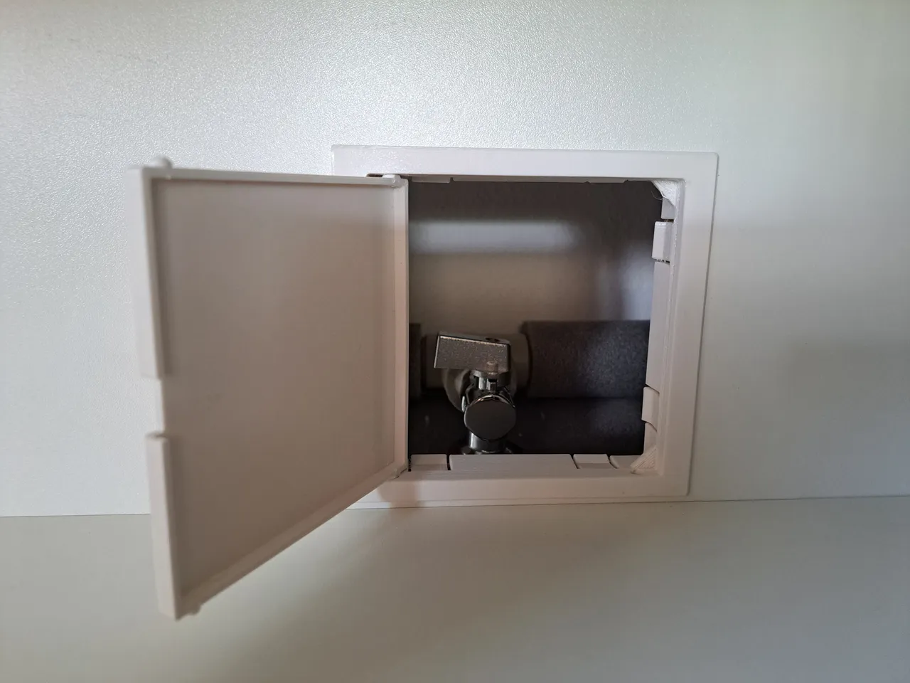 A revíziós ajtók teljesen belesimulnak a burkolatba