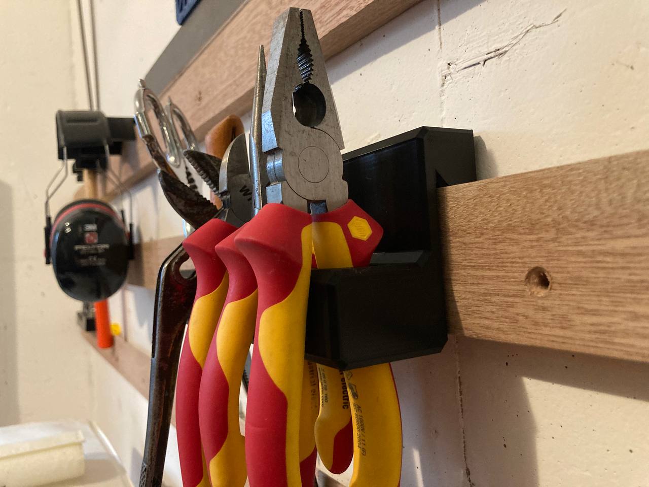 DIY : french cleat - holder for pliers  French cleat storage, French  cleat, Tool storage diy