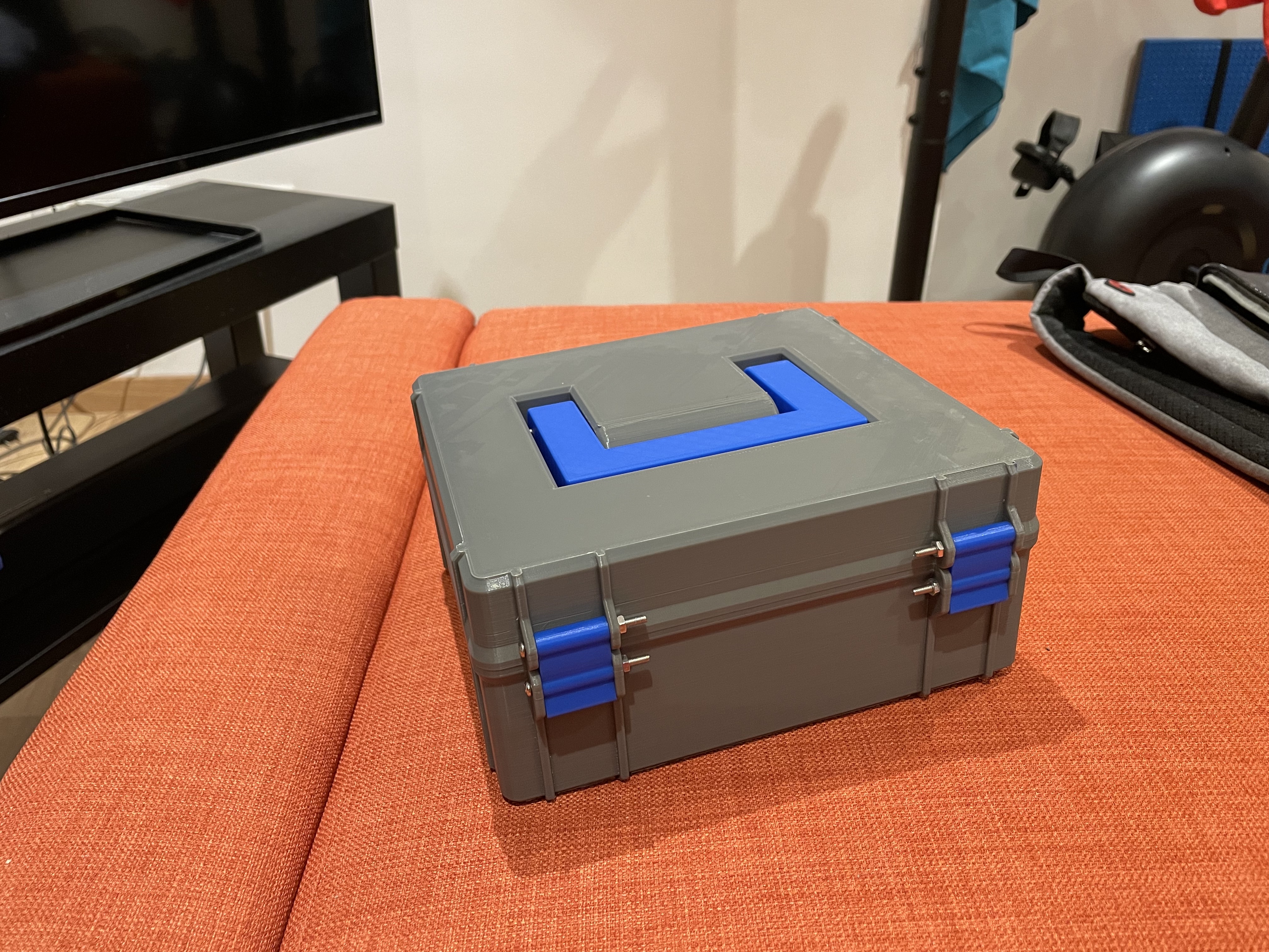 Rugged Box with Handle (parametric)
