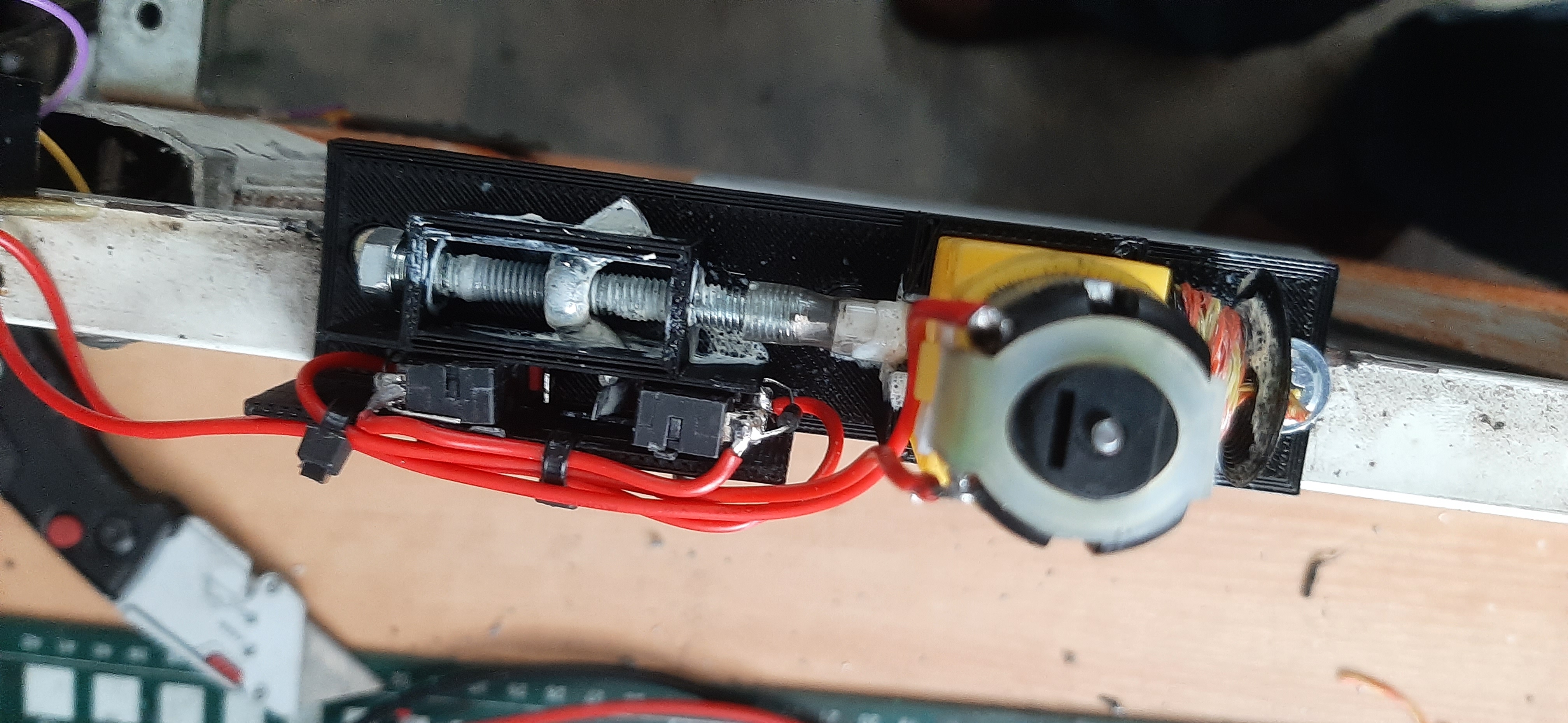 Mechanizm z krańcówkami do zasuwy kurnika