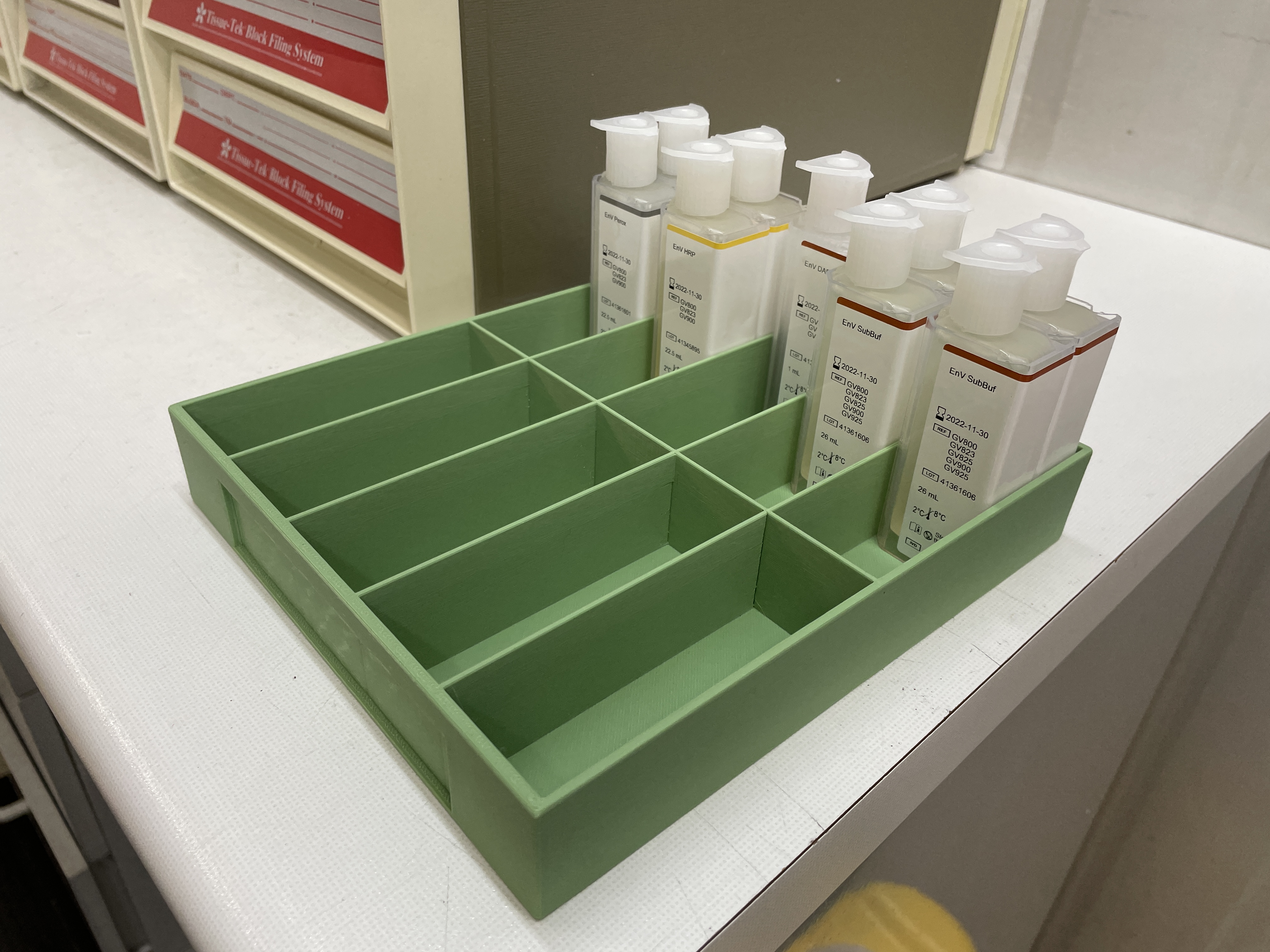 Tray to store Agilent FLEX kit reagent vials