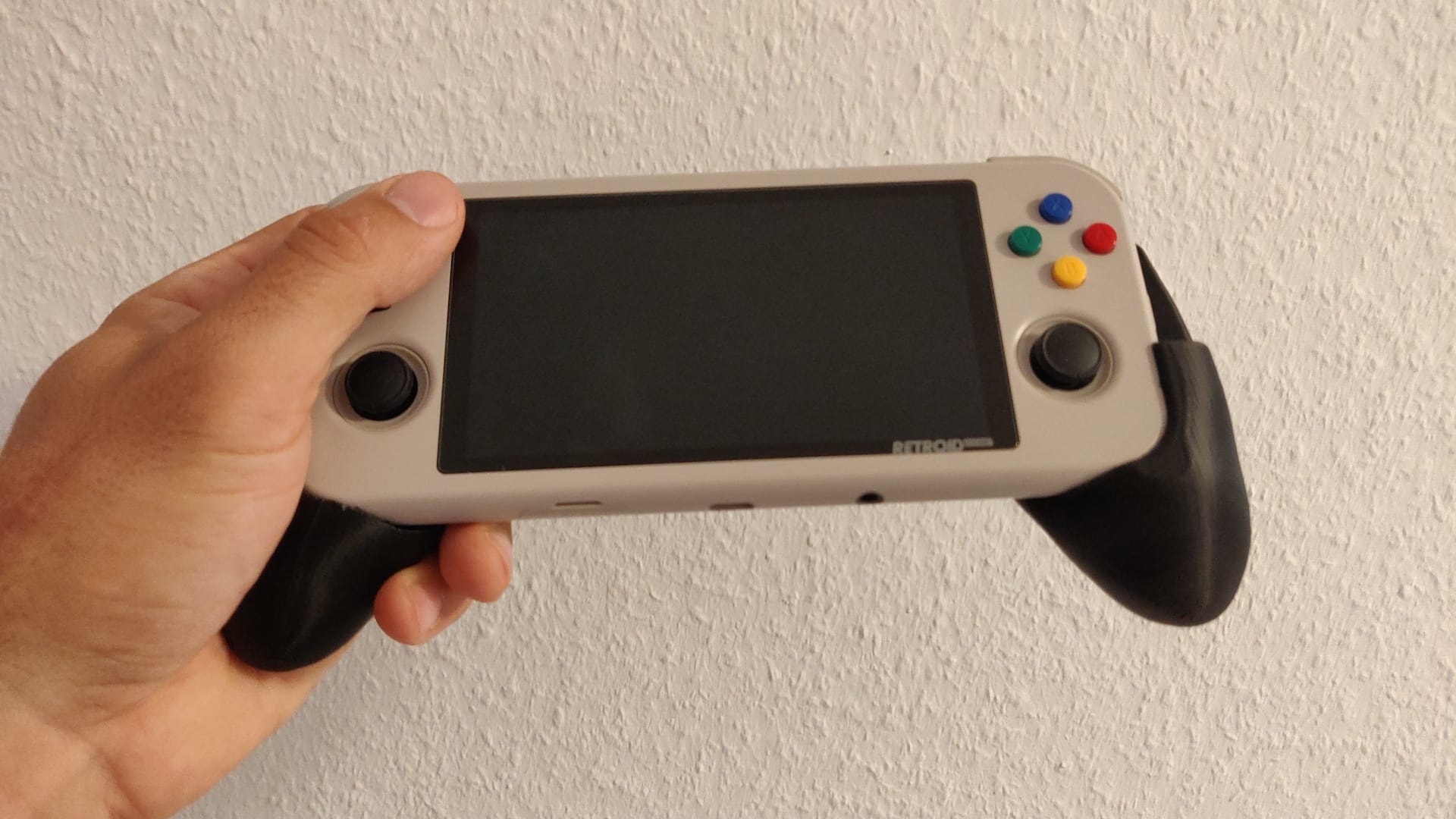 Retroid Pocket 3+ Griff von SeasonedBeef (Thingiverse)