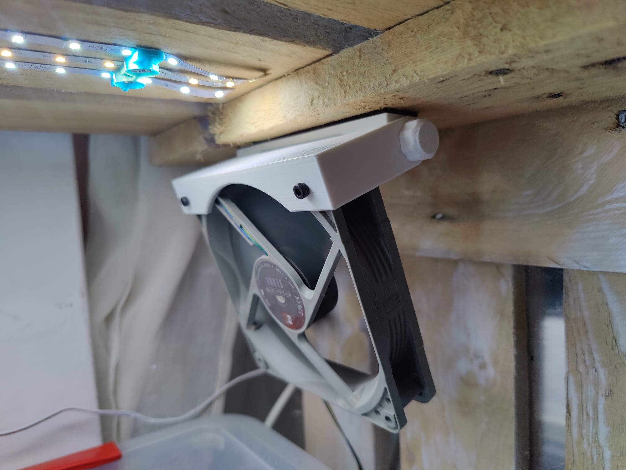 Adjustable bracket for a 120mm fan