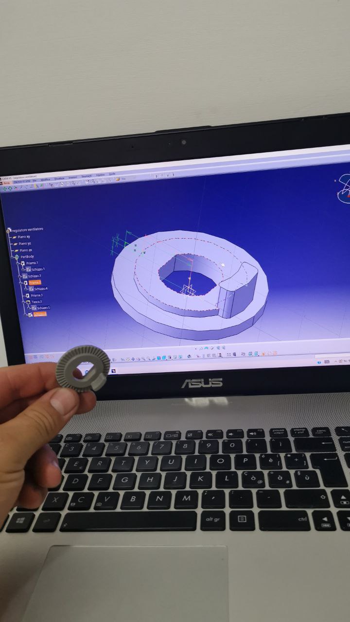 regolatore dell'inclinazione del ventilatore - "fan tilt controller" or "fan tilt adjuster."