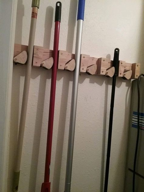 Broom suport