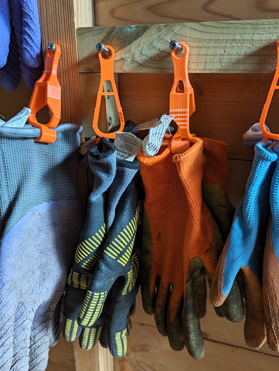Miniatura 2 do modelo 3D Gloves clip for hanging