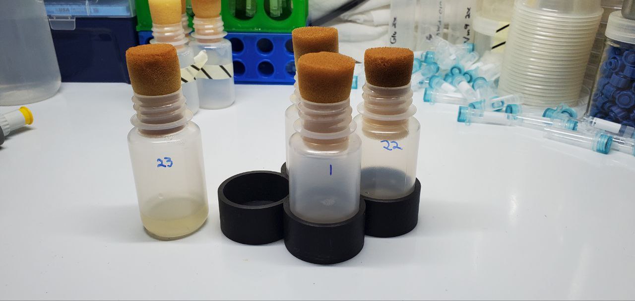 Magnetic 60mL Bottle Holder for Orbital Shakers