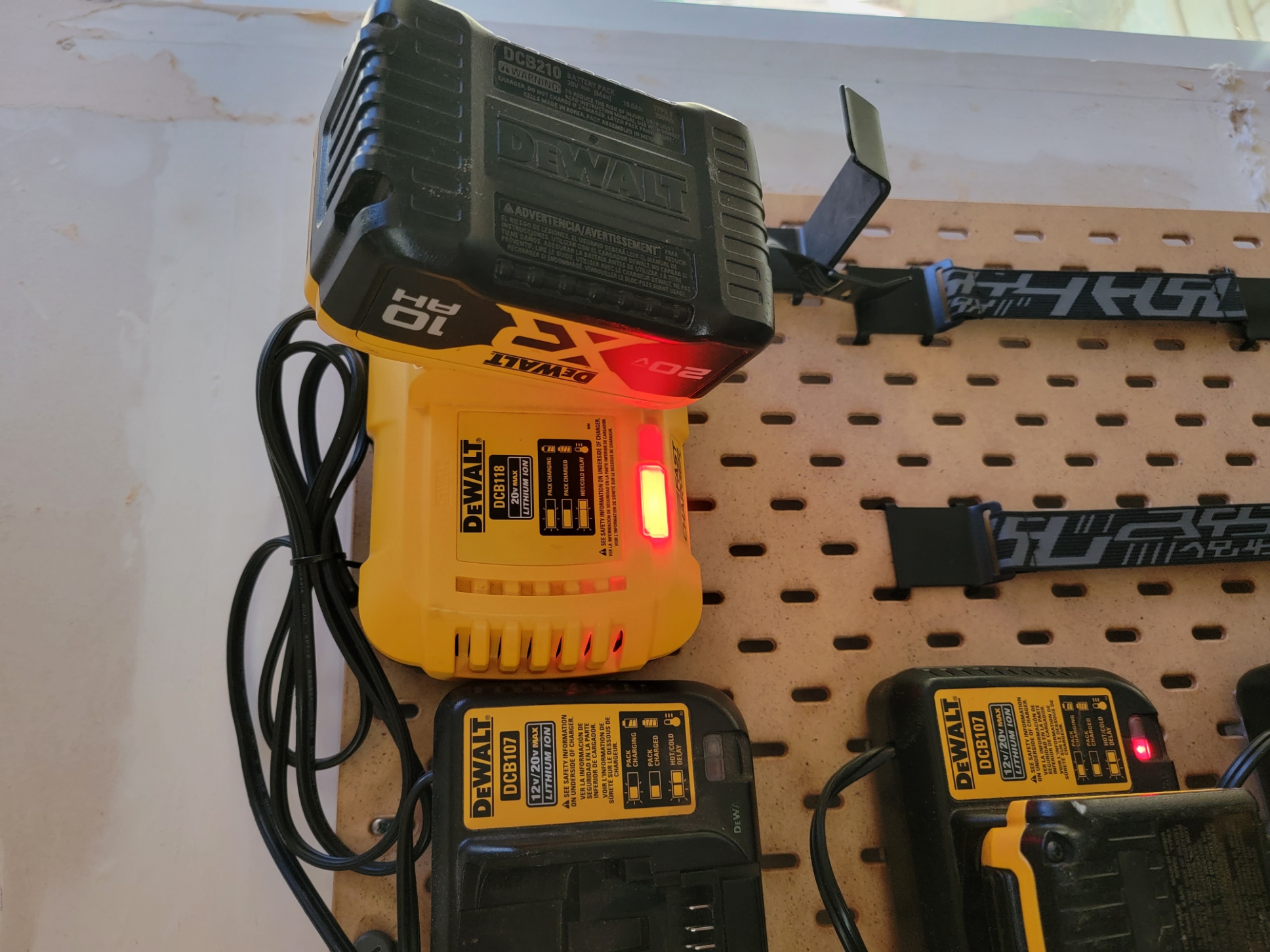 Dewalt Skadis Charger DCB118