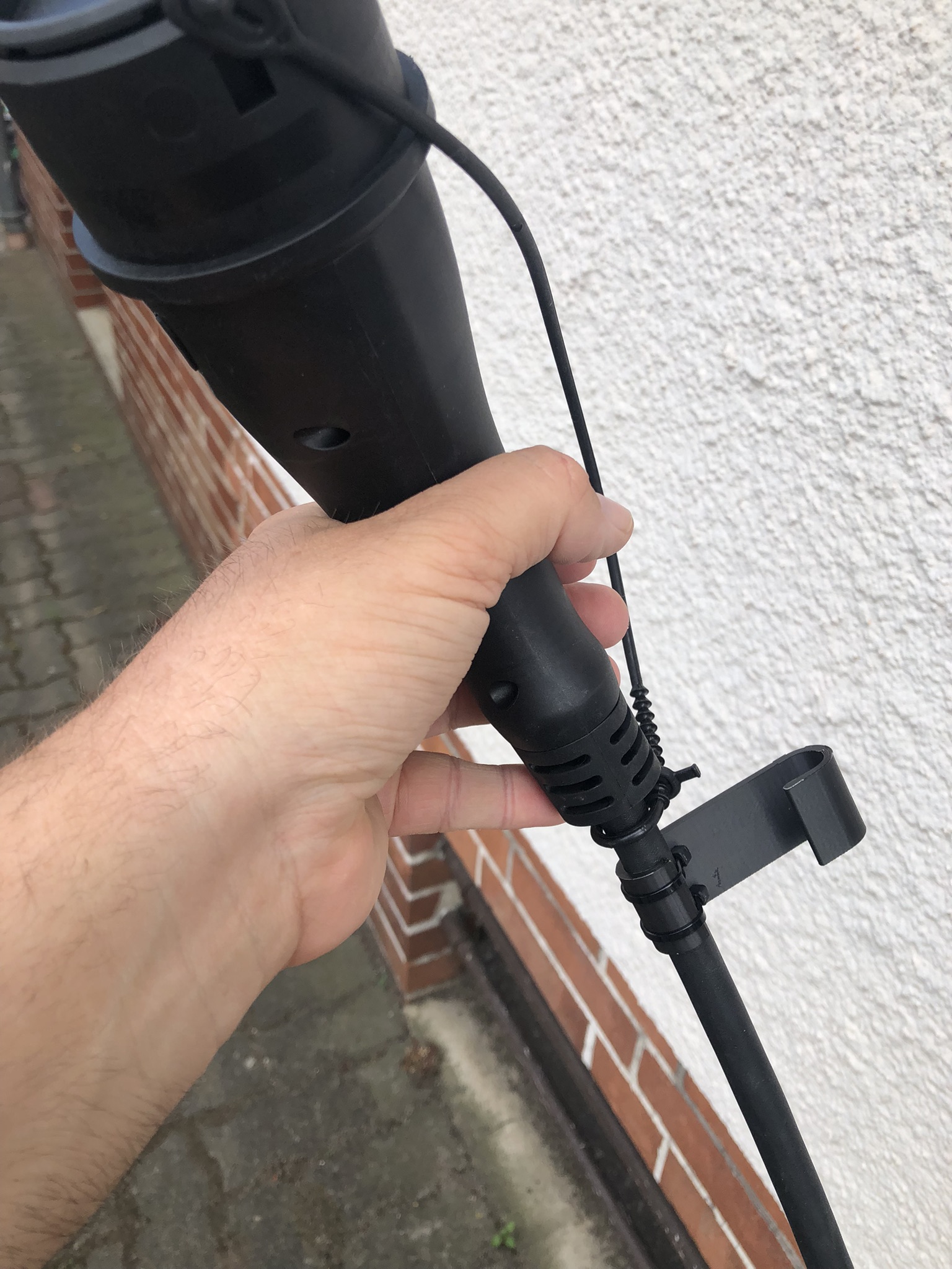 Cable clamp for wallbox charging cable