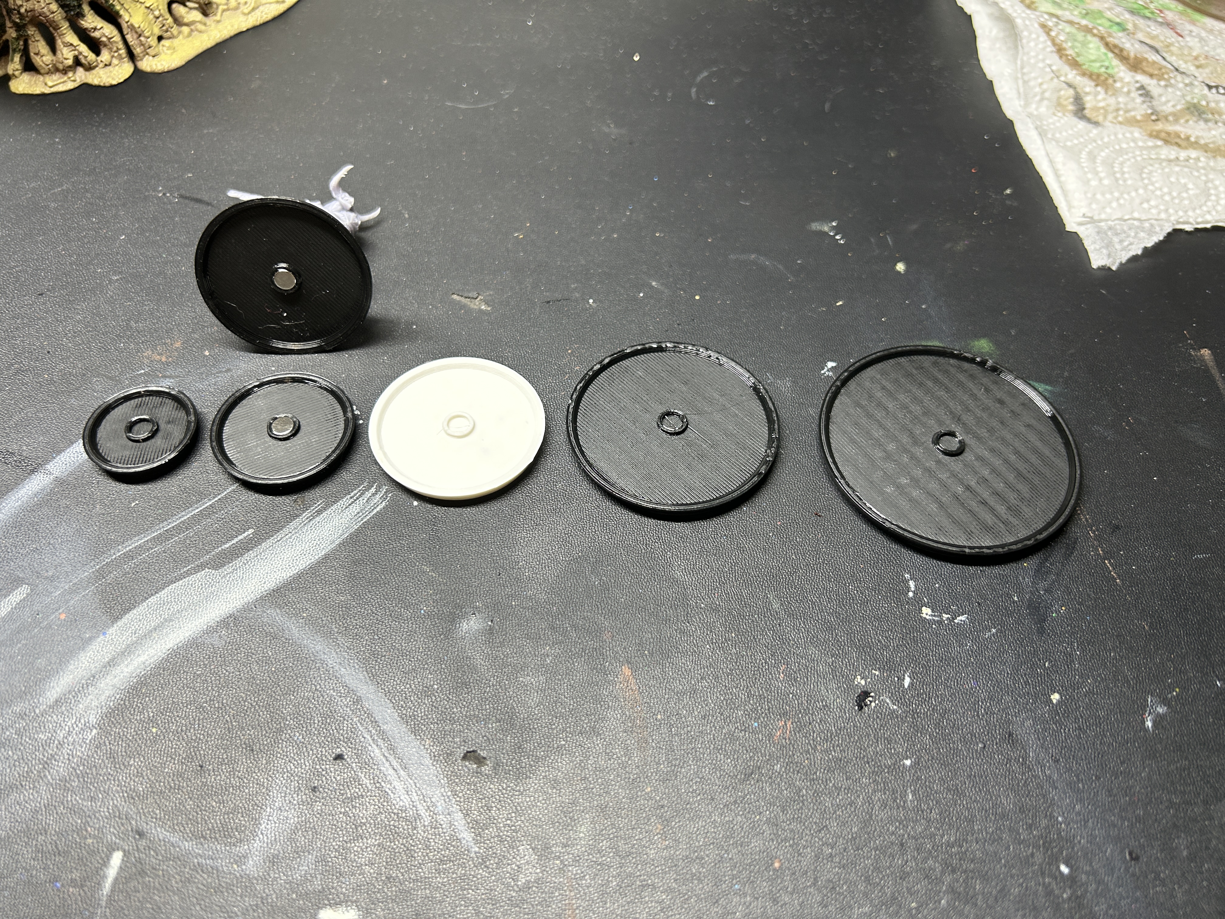 Blank round miniature base with magnet slot
