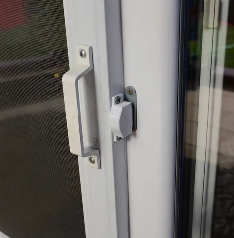 Magnetic clip for door net